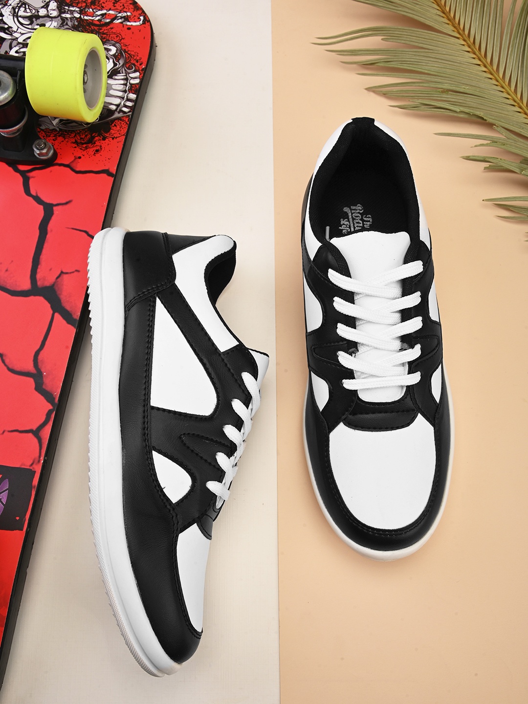 

The Roadster Lifestyle Co. Men Black Colourblocked Round Toe Sneakers