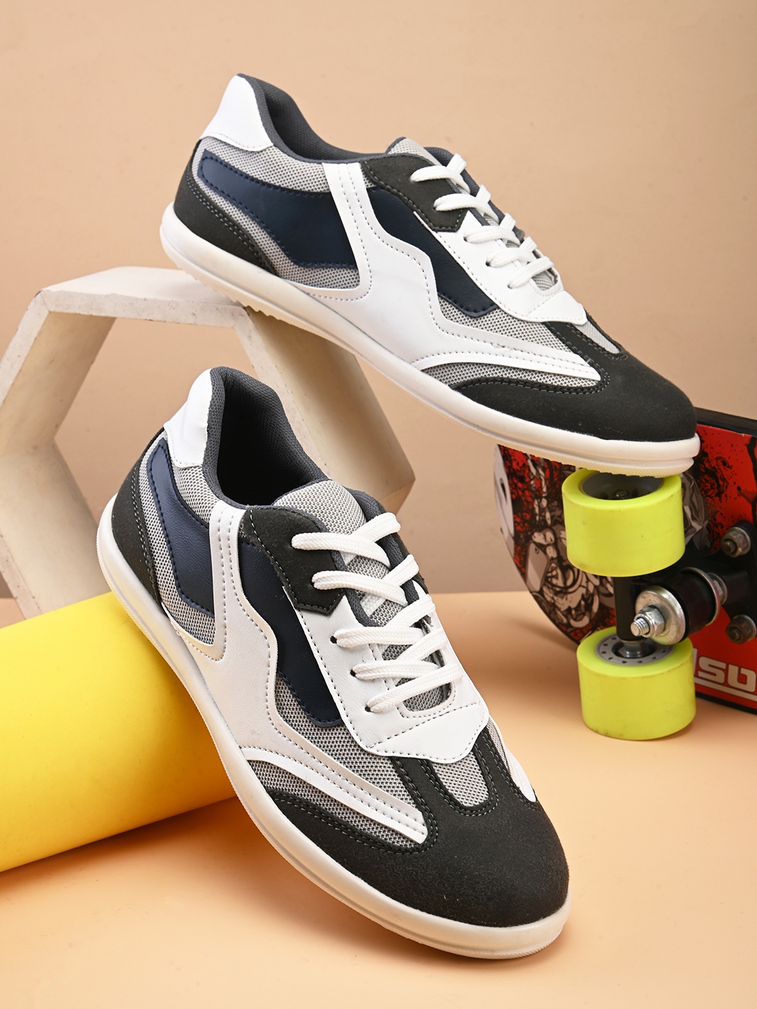 

The Roadster Lifestyle Co. Men Grey Colourblocked Round Toe Sneakers, Black