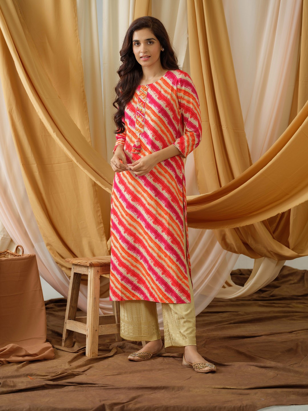 

Ode by House of Pataudi Pink Striped Printed Round Neck Straight Kurta