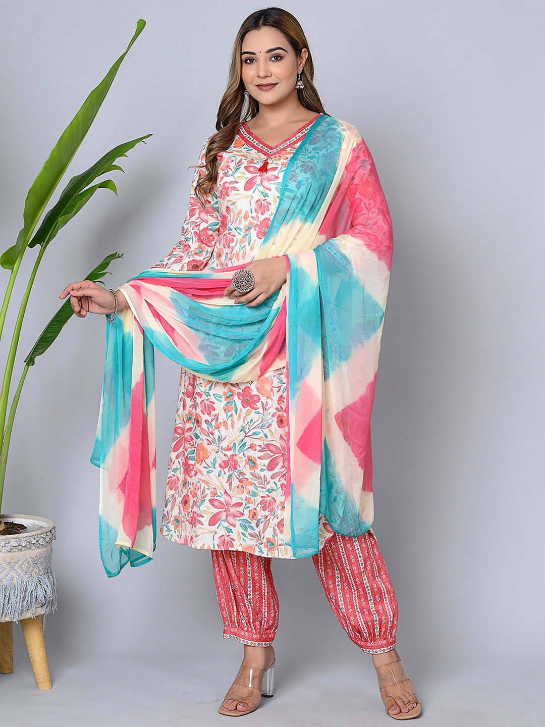 

Oash Floral Embroidered Regular Sequinned Kurta With Salwar & Dupatta, Pink