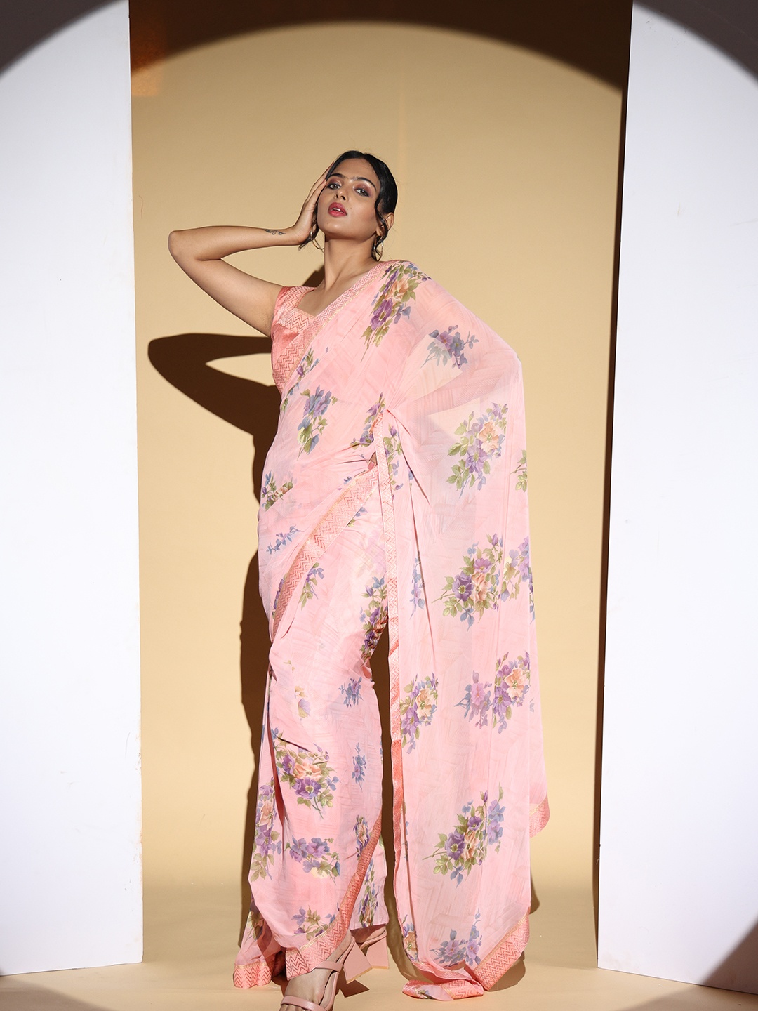 

PATLIPALLU Floral Printed Saree, Peach
