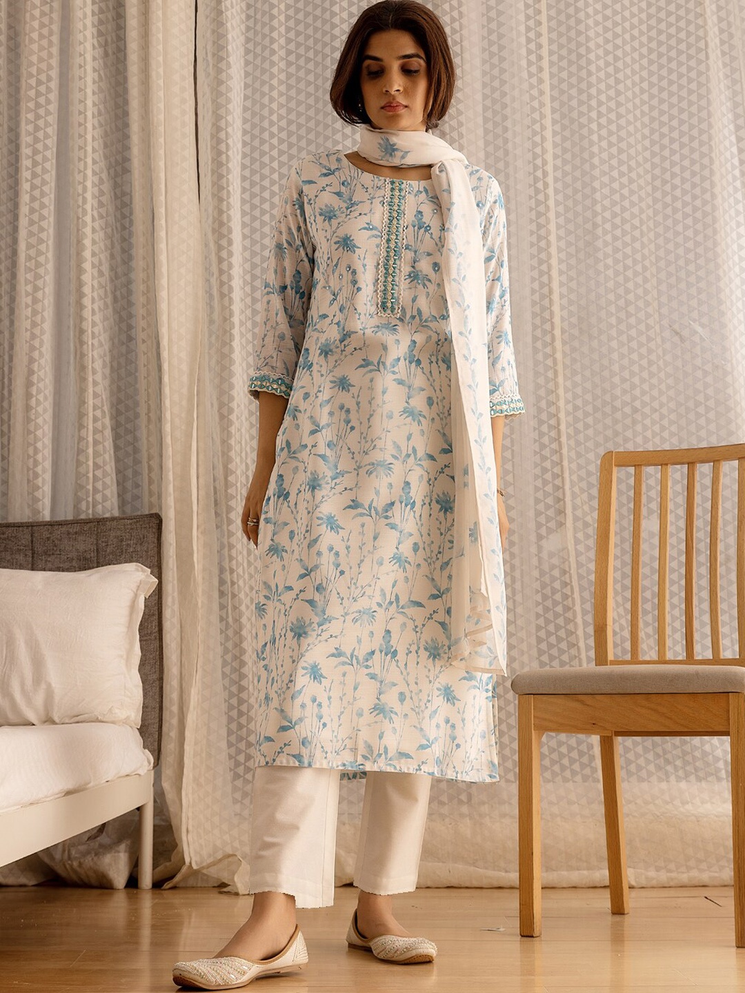 

Ode by House of Pataudi White Floral Sequinned Linen Kurta With Trousers & Dupatta