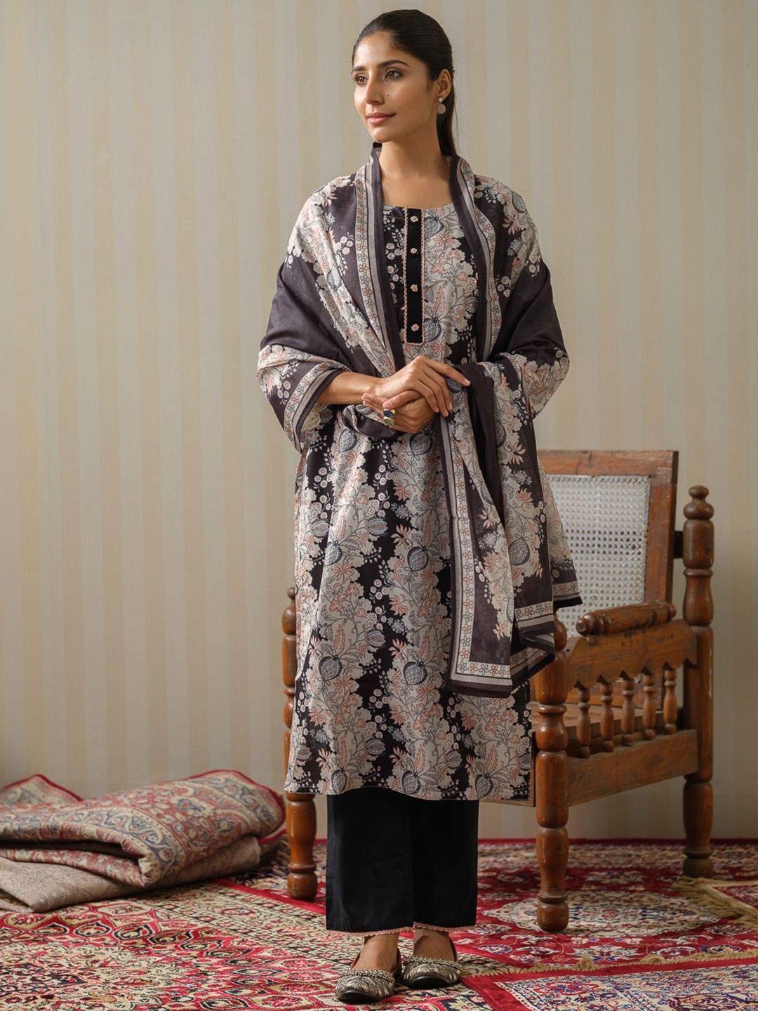 

Ode by House of Pataudi Black Floral Printed Linen Kurta With Trousers & Dupatta