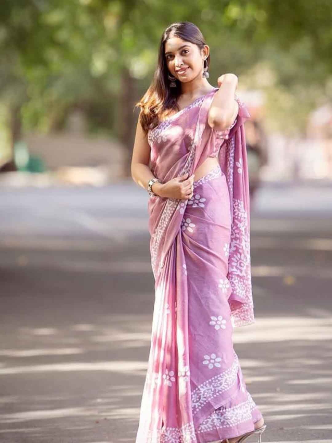 

Ekasya Floral Printed Saree, Pink