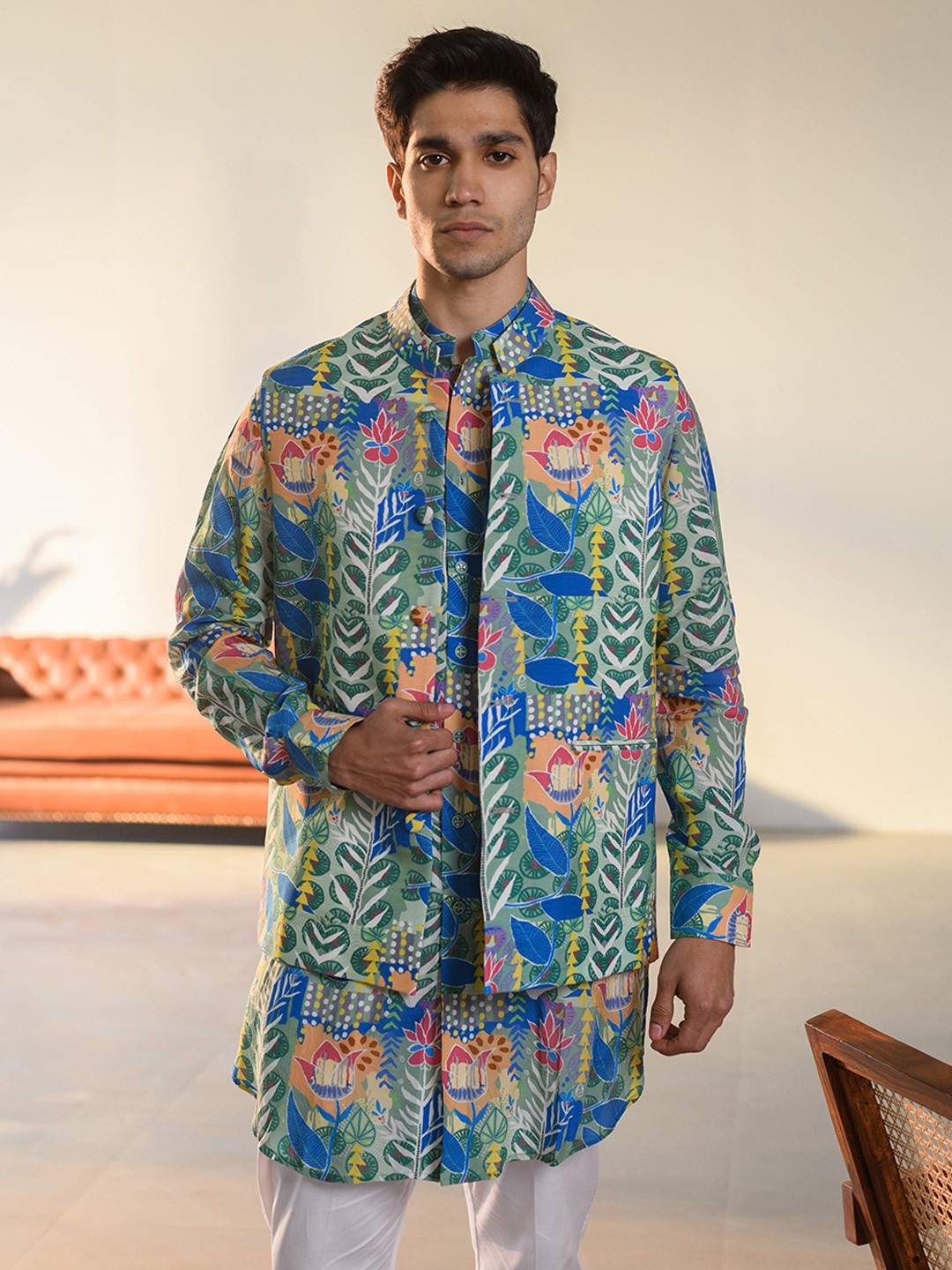 

QB MEN Men Floral Printed Mandarin Collar Pure Silk Kurta with Trousers, Blue