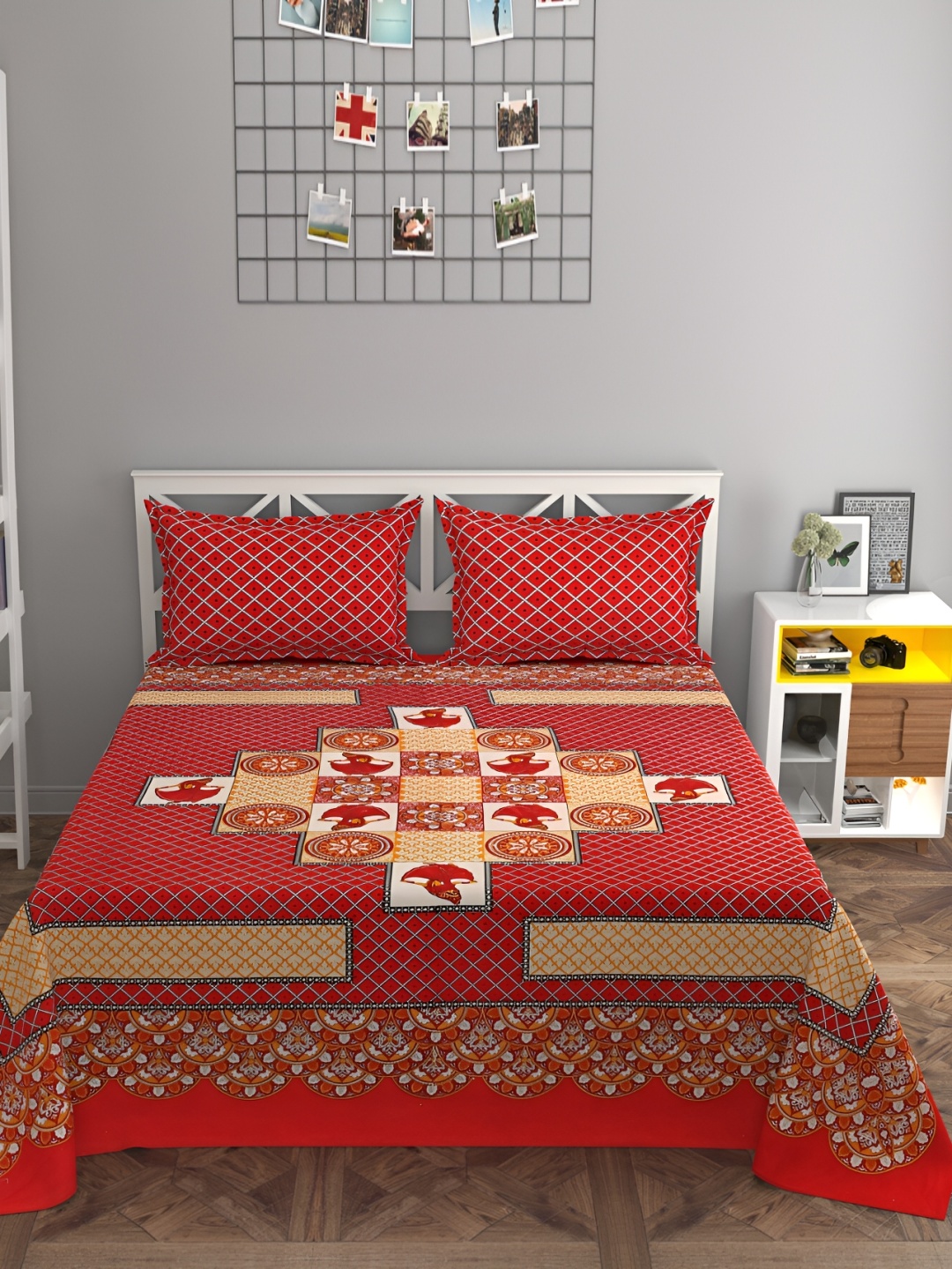 

HOMECRUST Red & White Geometric 300 TC Queen Bedsheet with 2 Pillow Covers