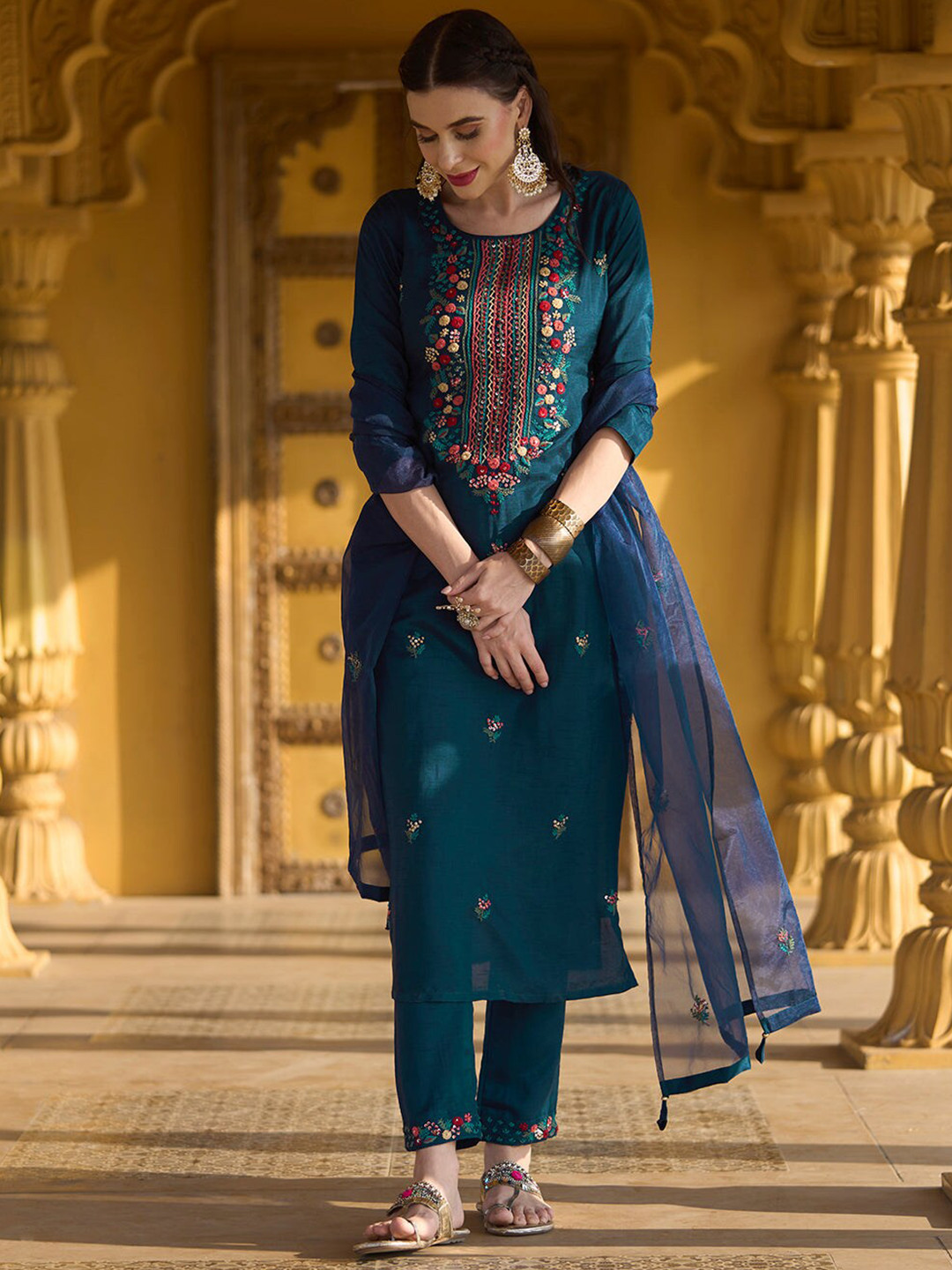

BESUCHER Floral Embroidered Round Neck Straight Kurta with Trousers Dupatta, Teal