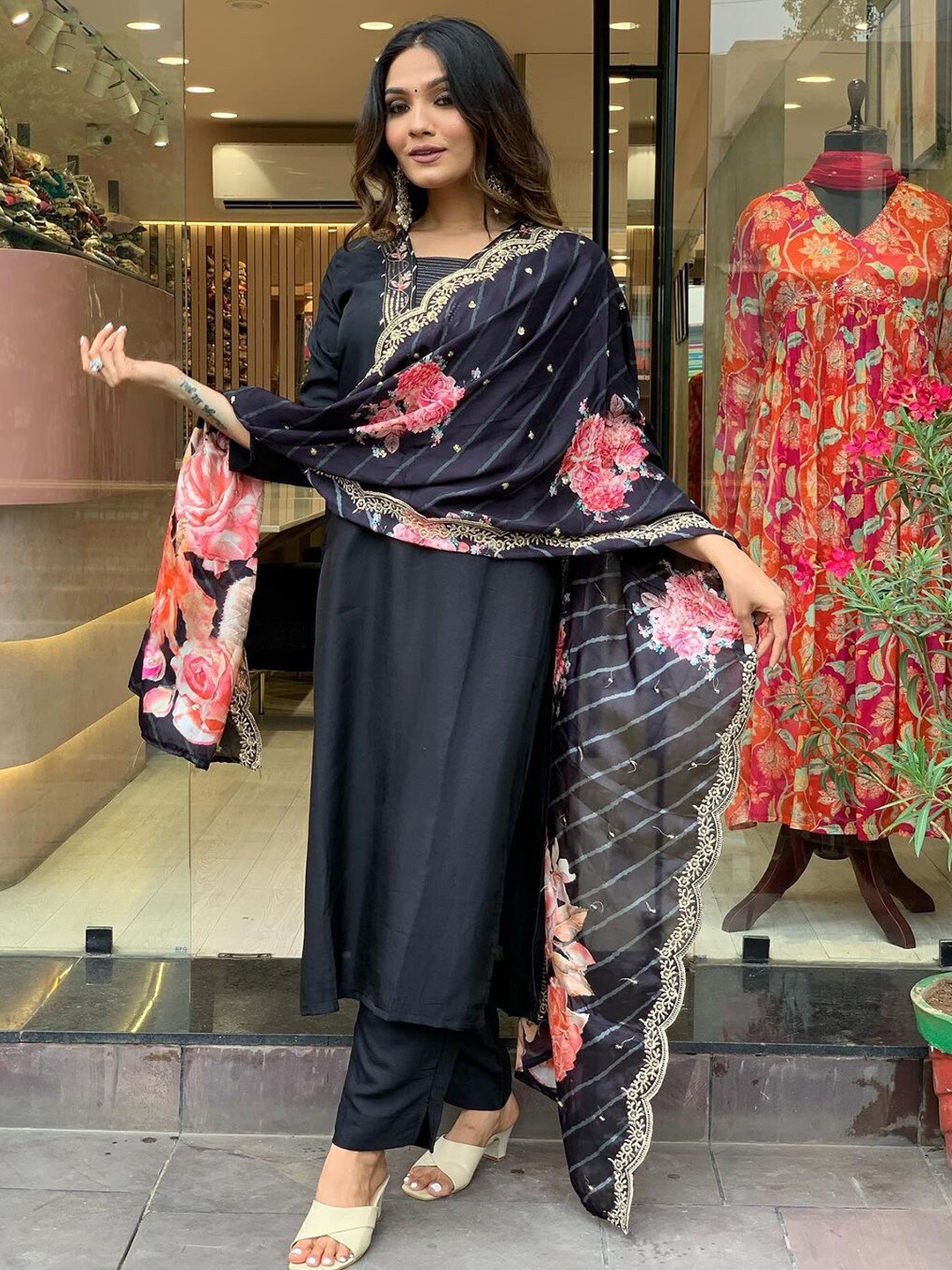 

BESUCHER Floral Yoke Design Round Neck Straight Kurta with Trousers Dupatta, Black