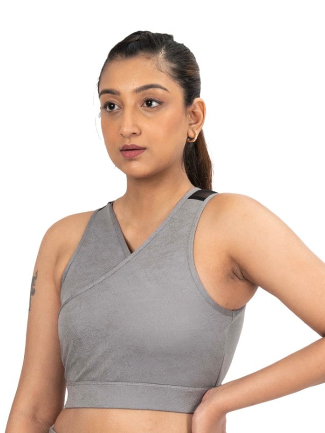 

THEFITTHEORY V-Neck Sleeveless Fitted Crop Sports Top, Metallic