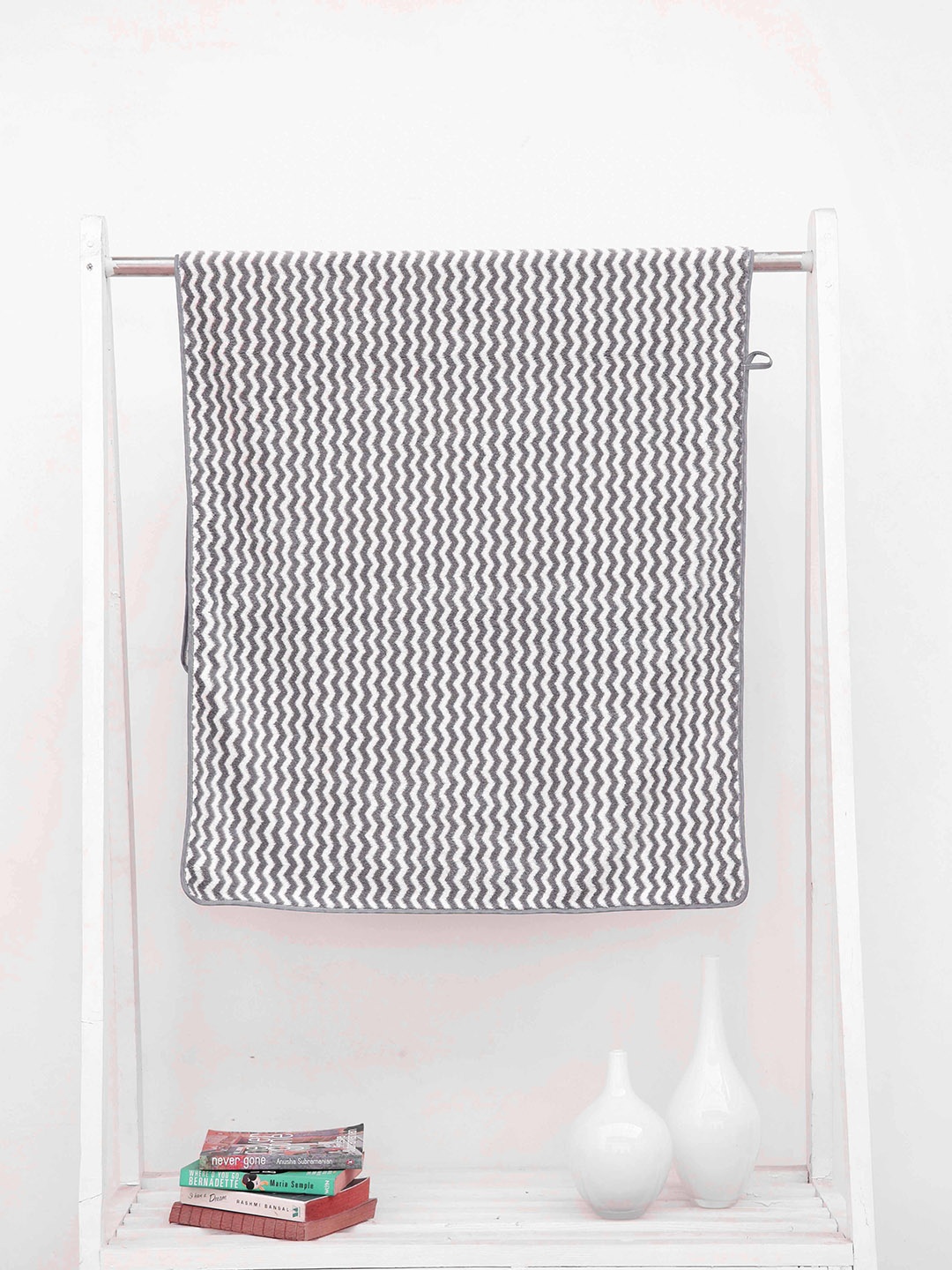

Ariana Grey Printed High Absorbent Bath Towel 400 GSM