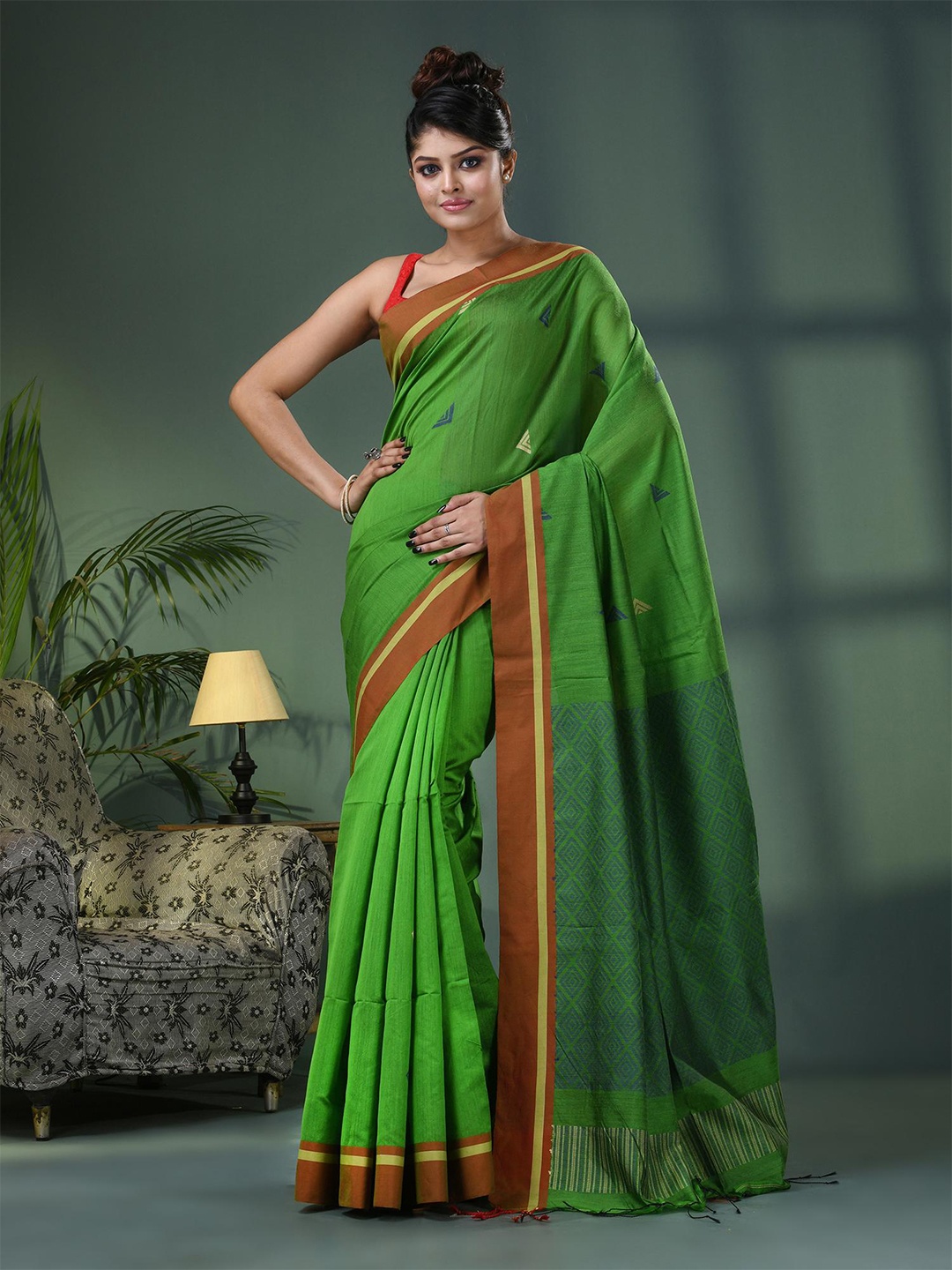 

Angoshobha Geometric Printed Jacquard Saree, Green