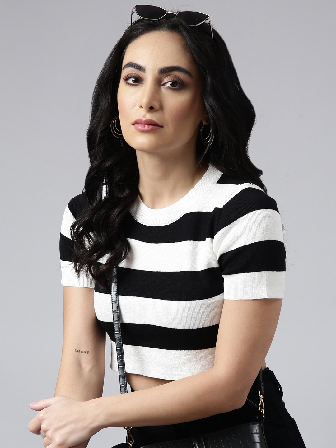 

SHOWOFF Horizontal Stripes Round Neck Short Sleeves Fitted Crop Top, Black