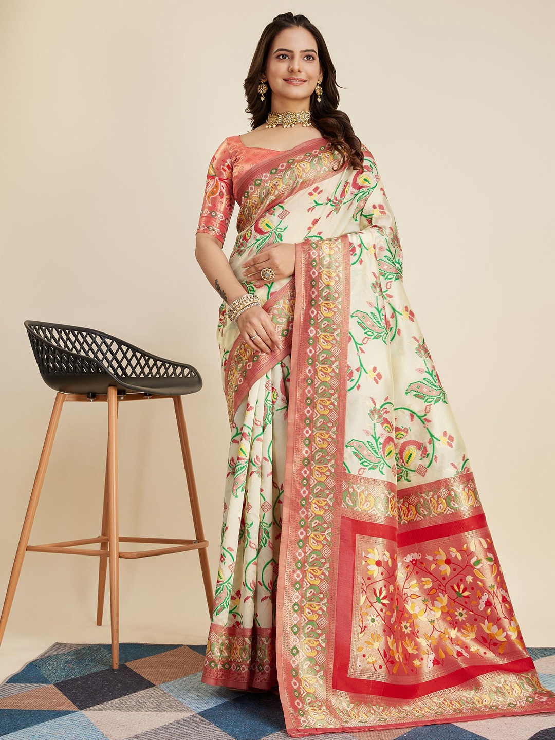 

VAIRAGEE Floral Woven Design Zari Banarasi Saree, Cream
