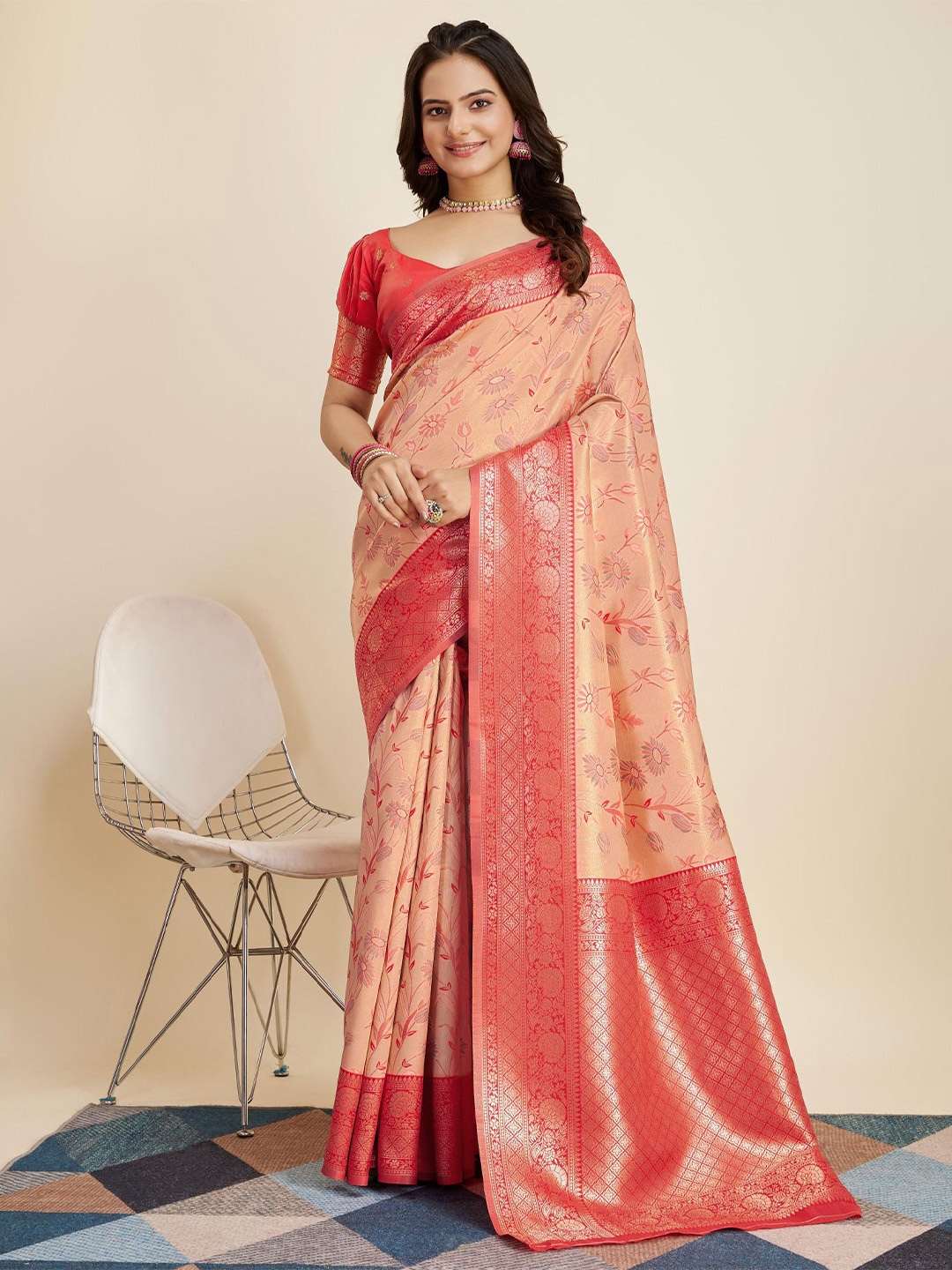 

VAIRAGEE Floral Printed Zari Banarasi Saree, Peach