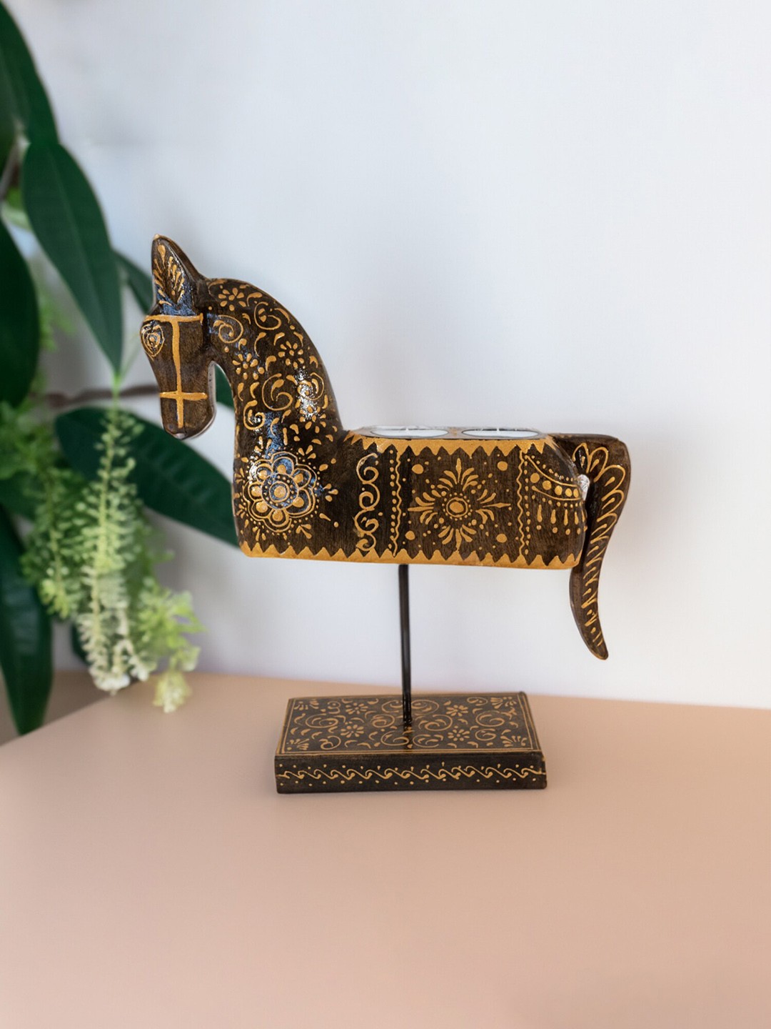 

Ekhasa Brown Wooden Horse Shape Tealight Candle Holder