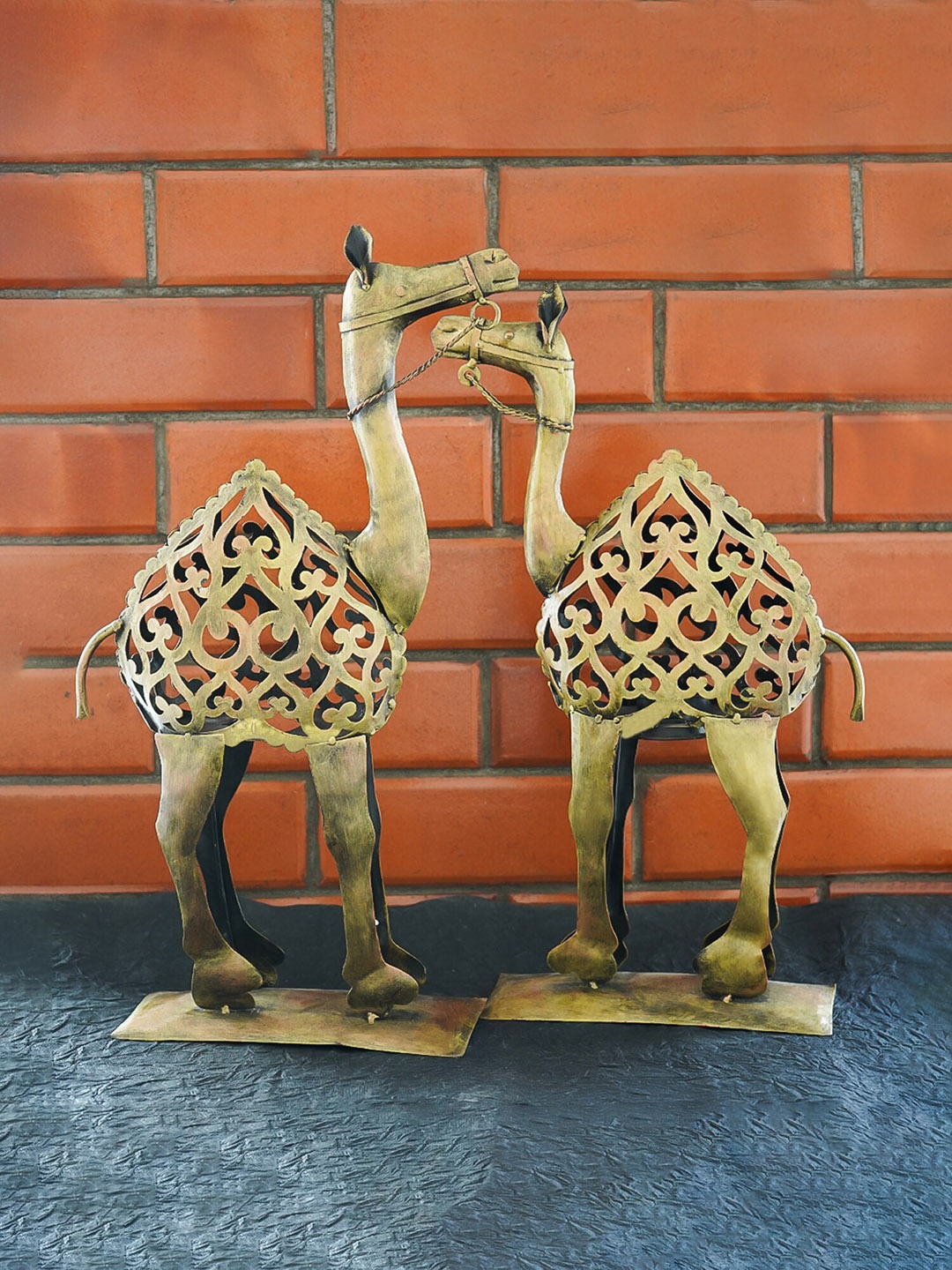 

Ekhasa Gold Toned 2 Pieces Metal Camel Model Tealight Candle Holders