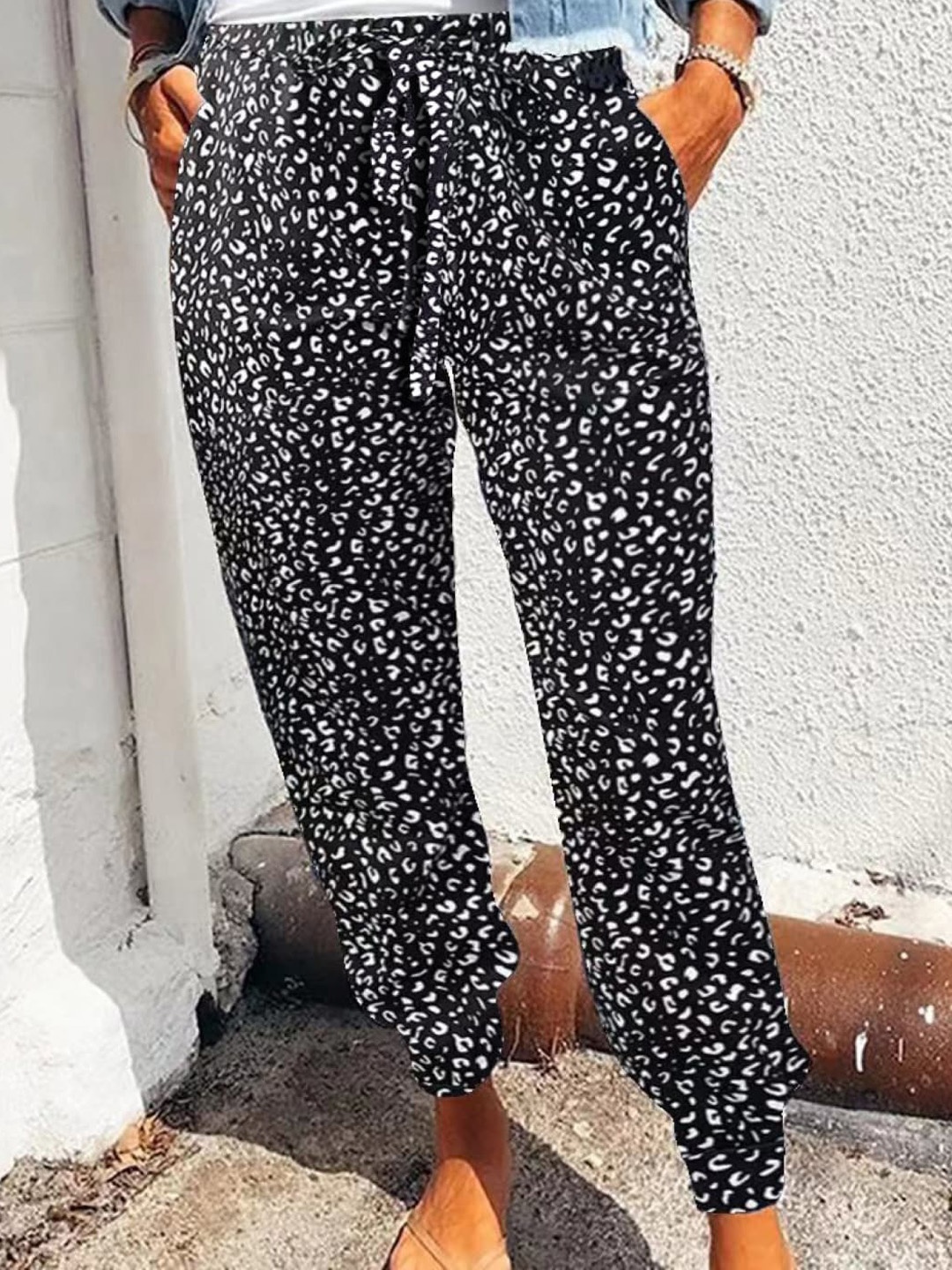 

Stylecast X KPOP Grey Regular Fit Mid-Rise Printed Trousers