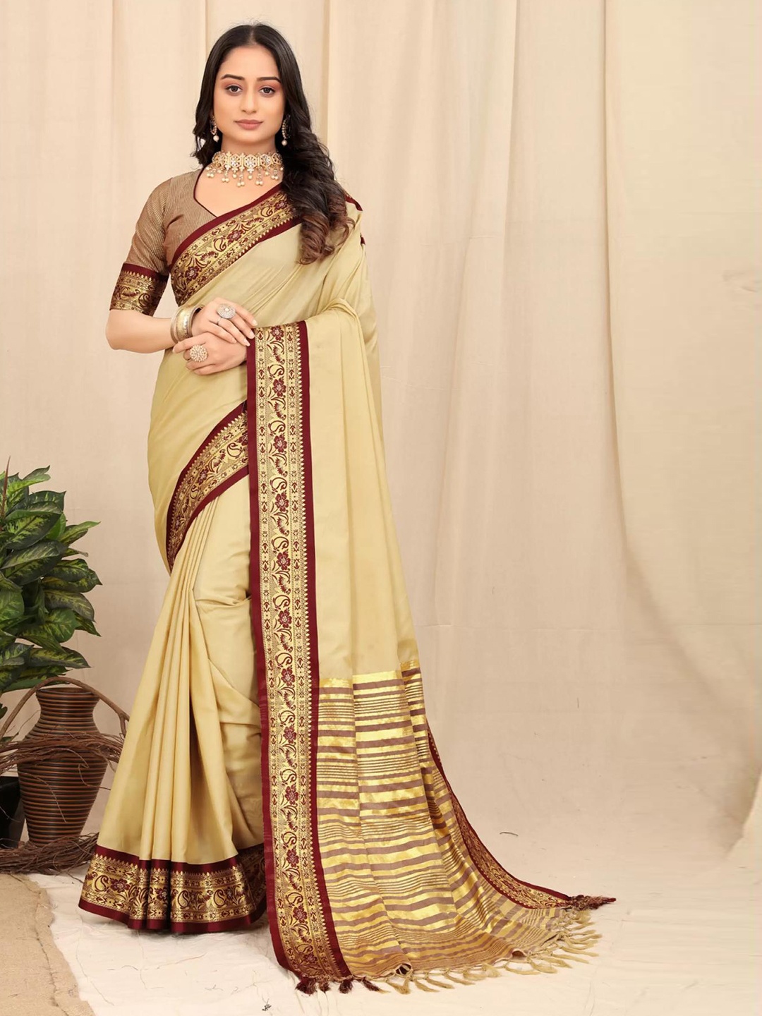 

Spetila Zari Woven Design Silk Cotton Maheshwari Saree, Beige