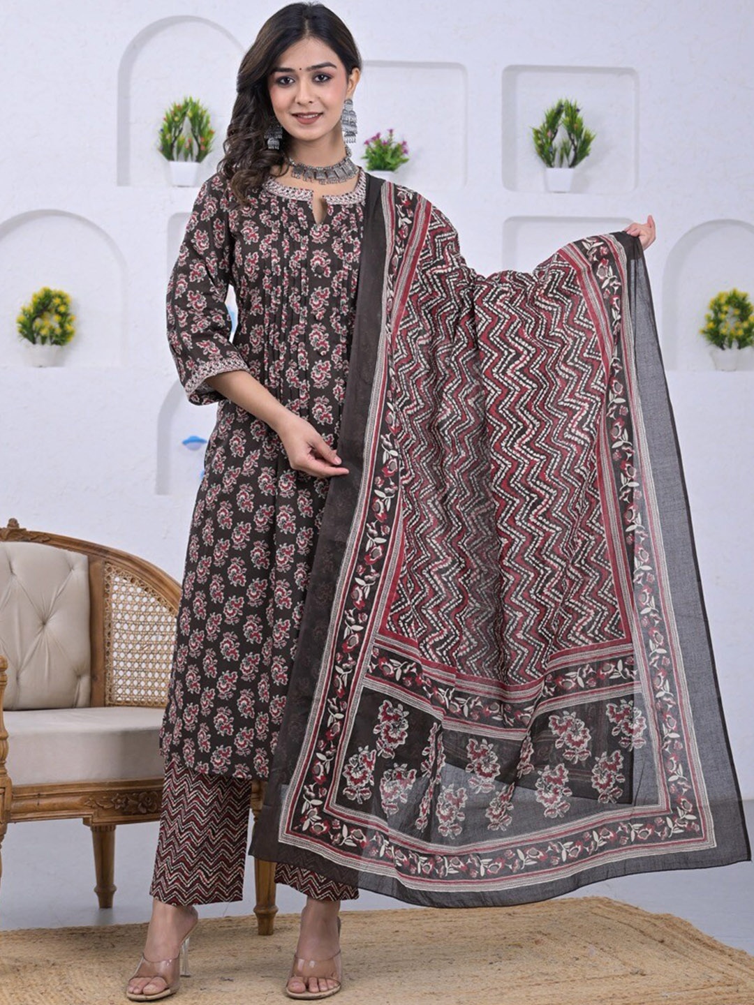 

Advya Floral Printed Notch Neck Pure Cotton Straight Kurta With Trousers & Dupatta, Black