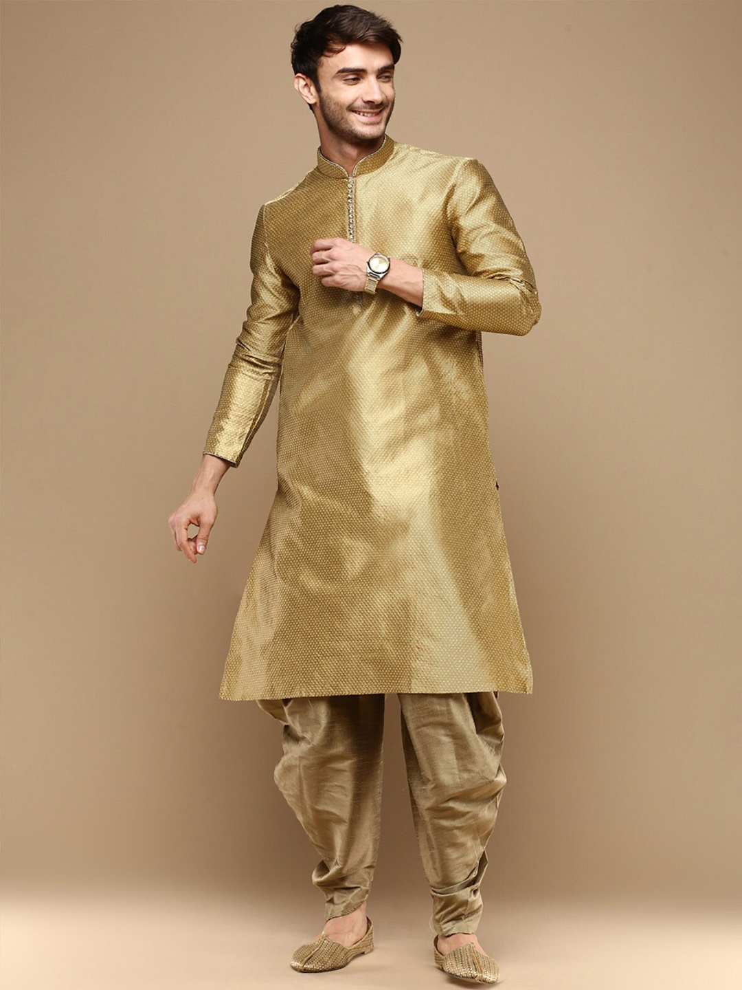 

Sanwara Mandarin collar Long Sleeves Regular Kurta with Dhoti Pants, Gold