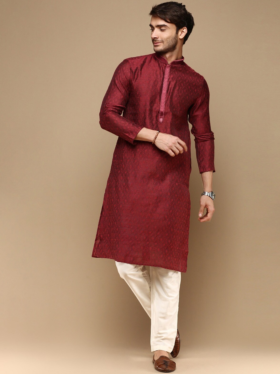 

Sanwara Mandarin collar Long Sleeves Floral Regular Kurta with Pyjamas, Red