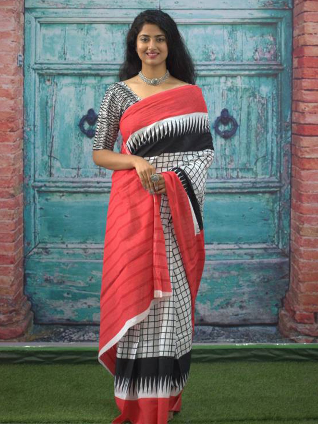 

NIKHILAM Checked Pure Cotton Bagru Saree, Red