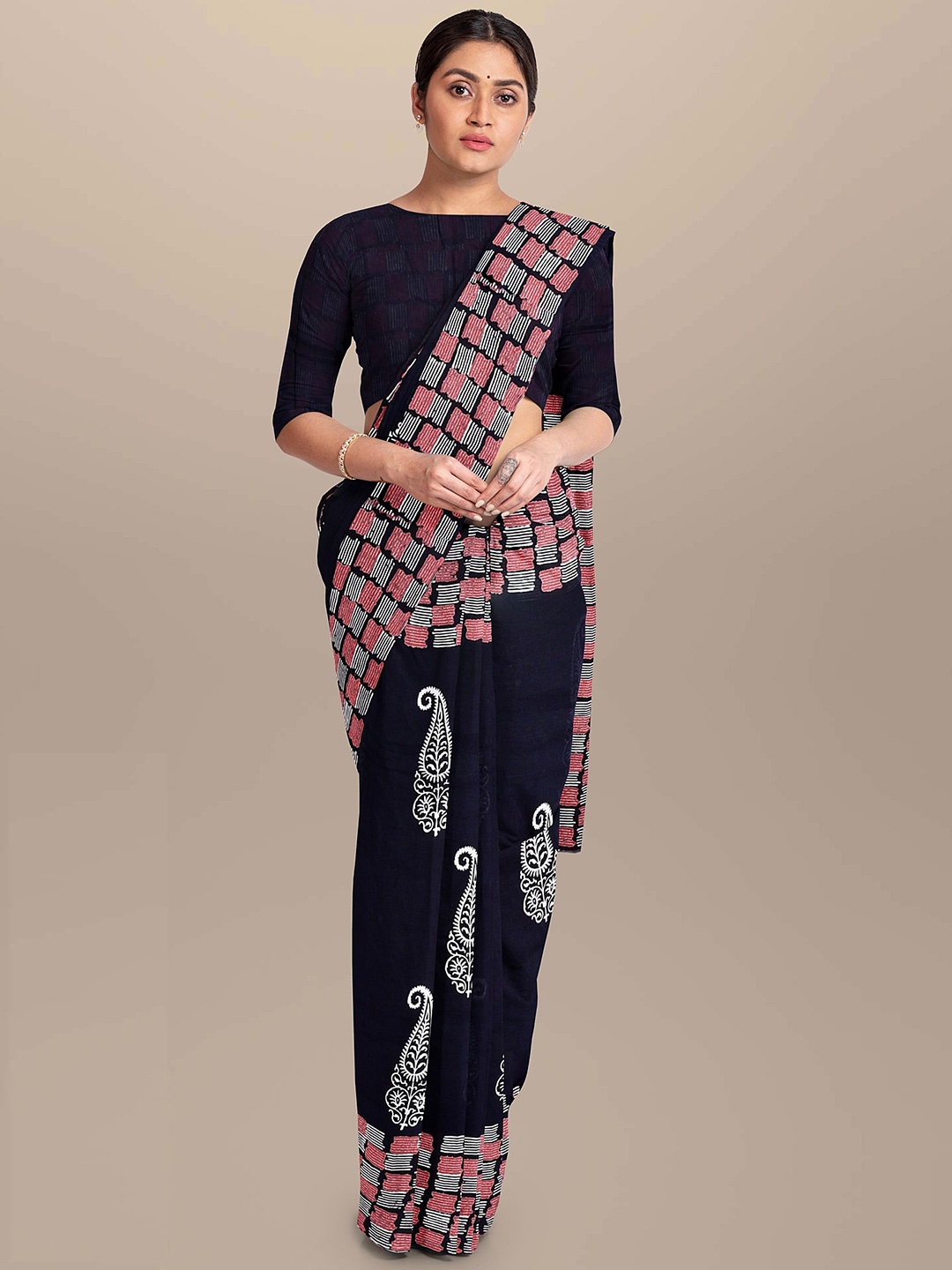 

NIKHILAM Floral Pure Cotton Block Print Saree, Black