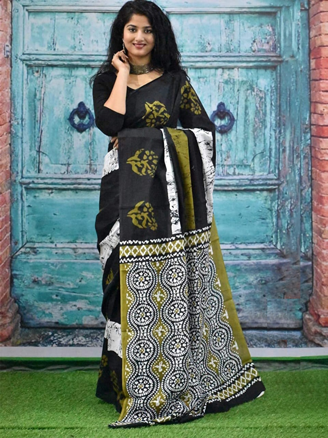 

NIKHILAM Ethnic Motifs Printed Mulmul Cotton Block Print Saree, Green