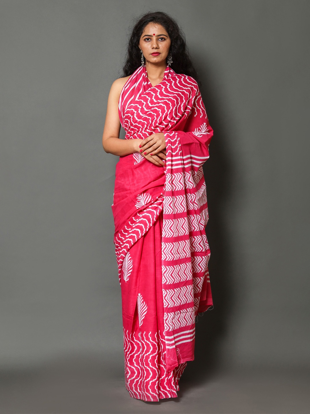 

NIKHILAM Floral Printed Mulmul Cotton Block Print Saree, Red