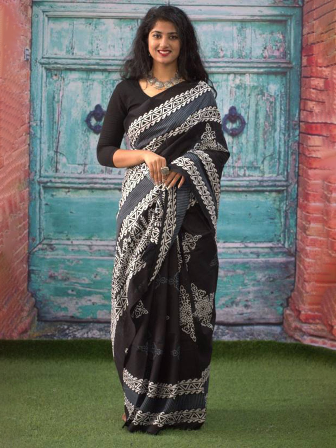 

NIKHILAM Ethnic Motifs Printed Mulmul Cotton Bagru Saree, Black