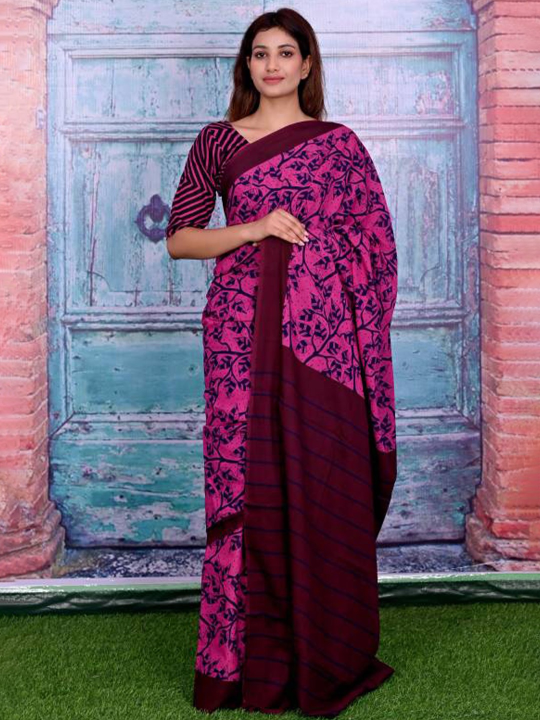 

NIKHILAM Floral Printed Mulmul Cotton Bagru Saree, Pink