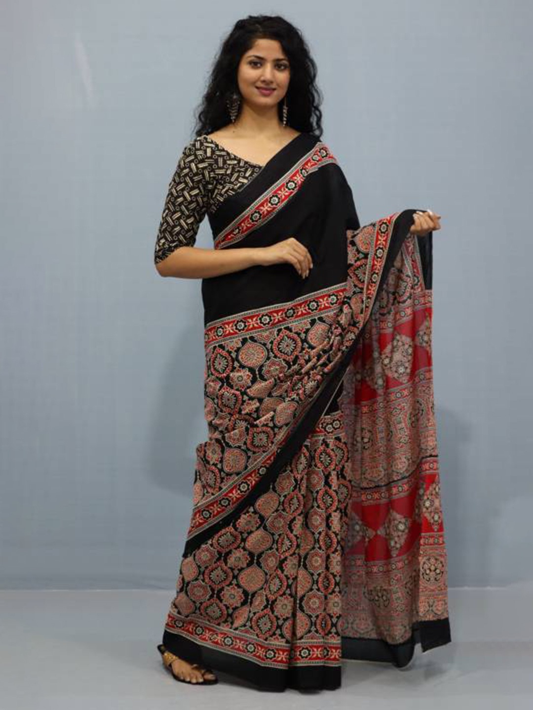 

NIKHILAM Geometric Printed Mulmul Cotton Bagru Saree, Black