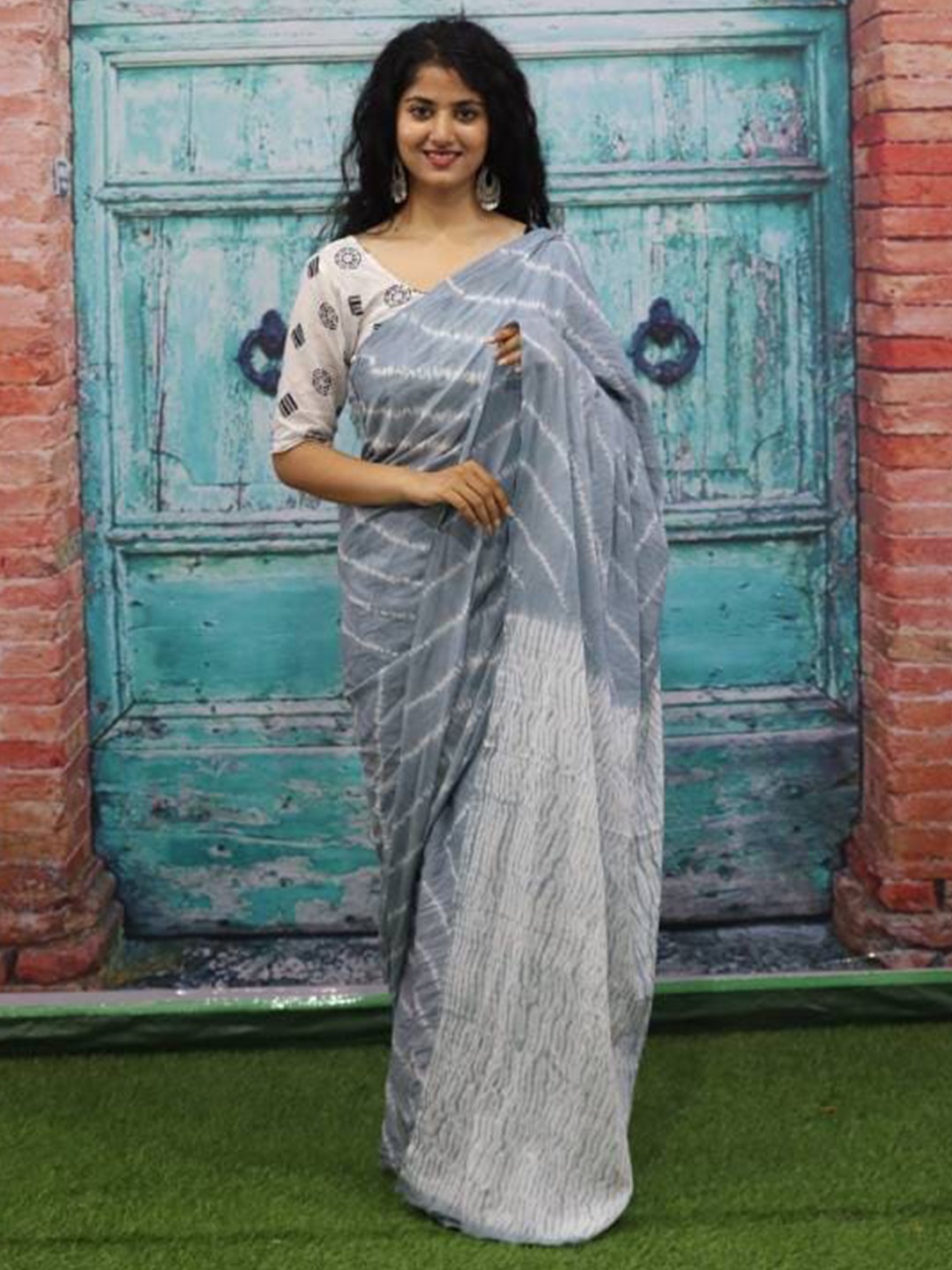 

NIKHILAM Leheriya Printed Mulmul Cotton Bagru Saree, Grey