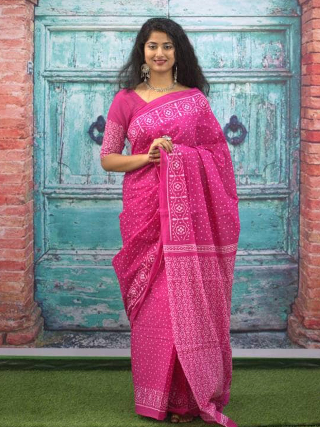 

NIKHILAM Polka Dot Printed Mulmul Cotton Bagru Saree, Pink
