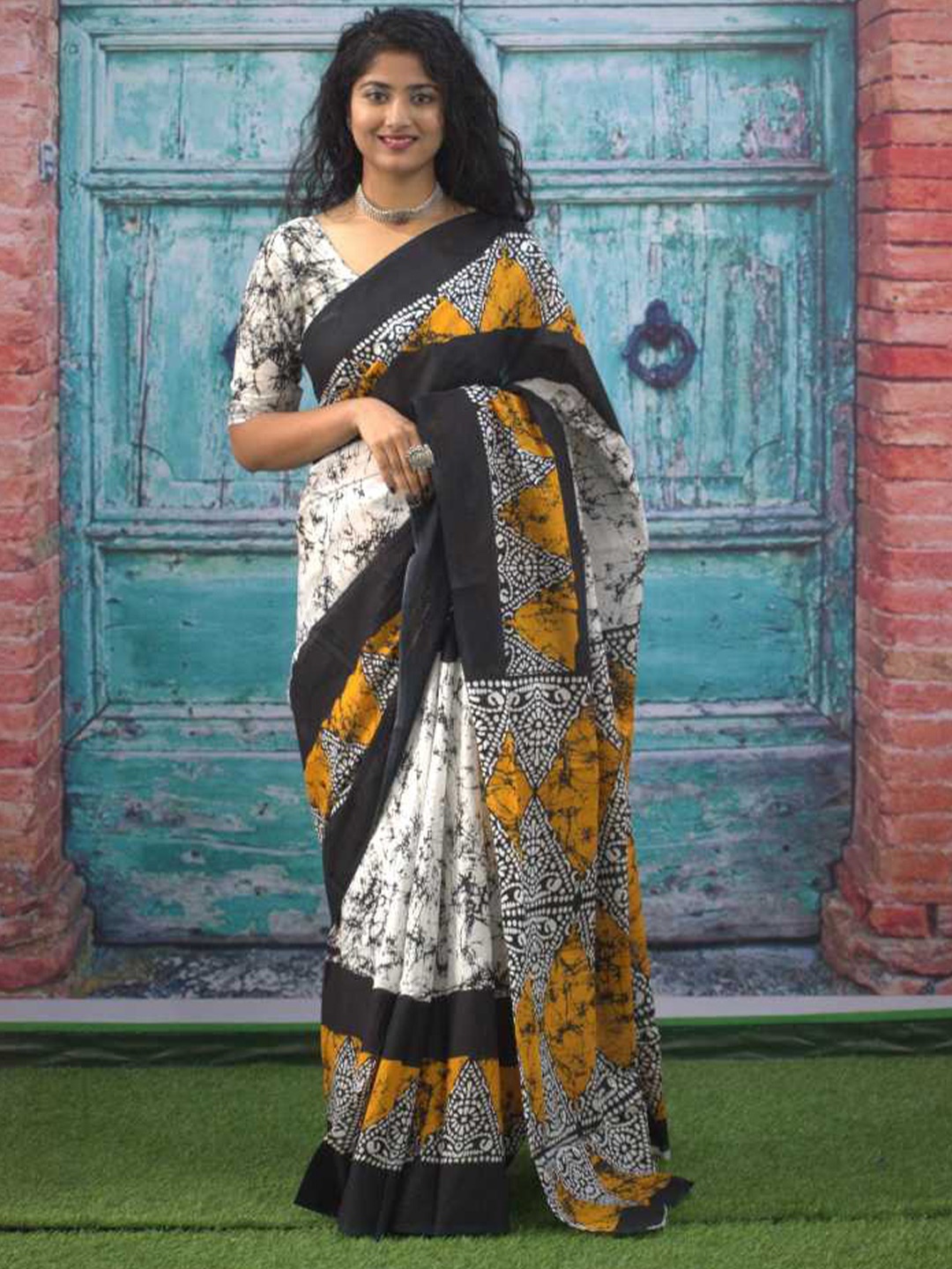 

NIKHILAM Batik Printed Mulmul Cotton Block Print Saree, Black