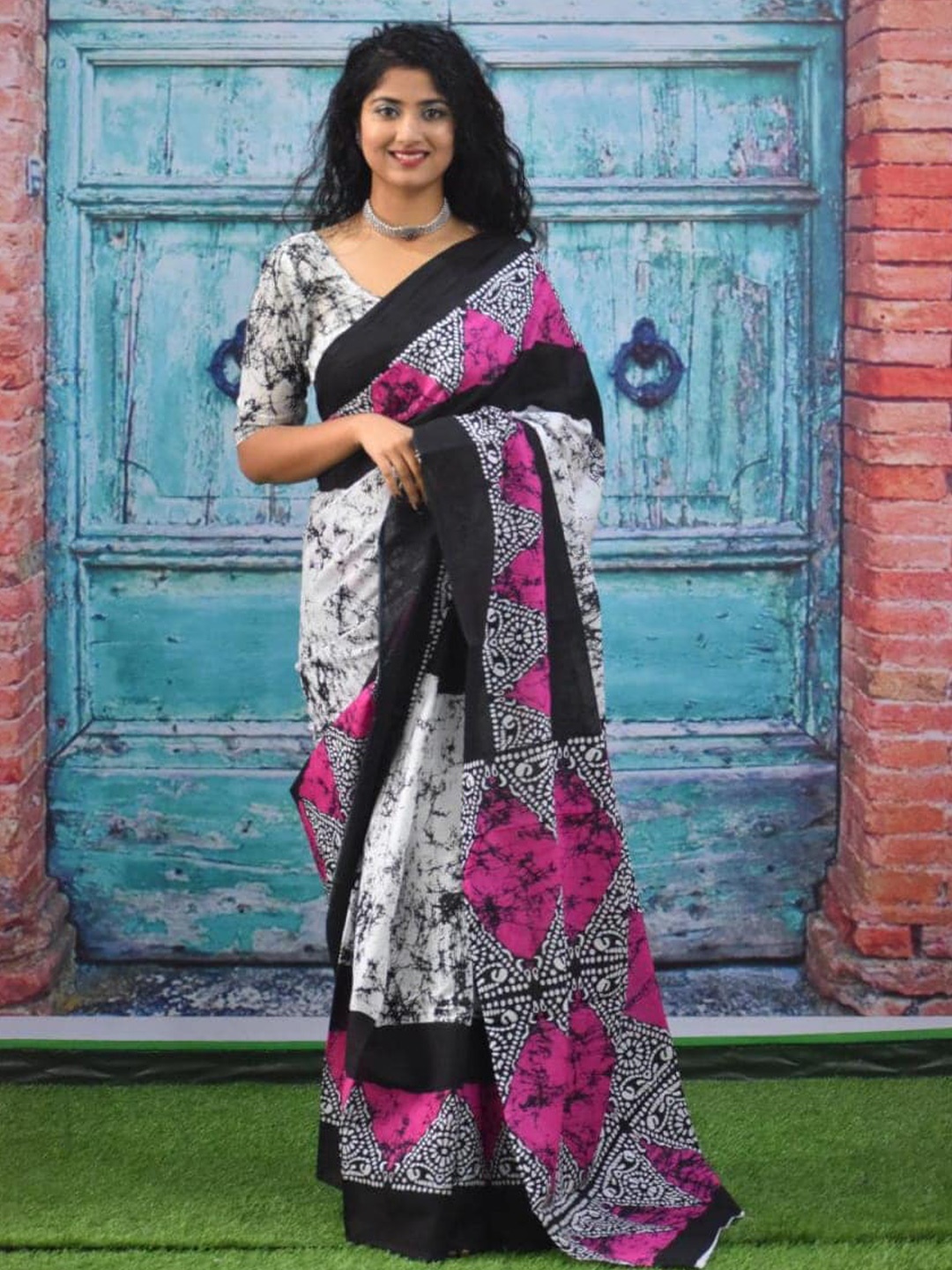 

NIKHILAM Batik Printed Mulmul Cotton Block Print Saree, Pink