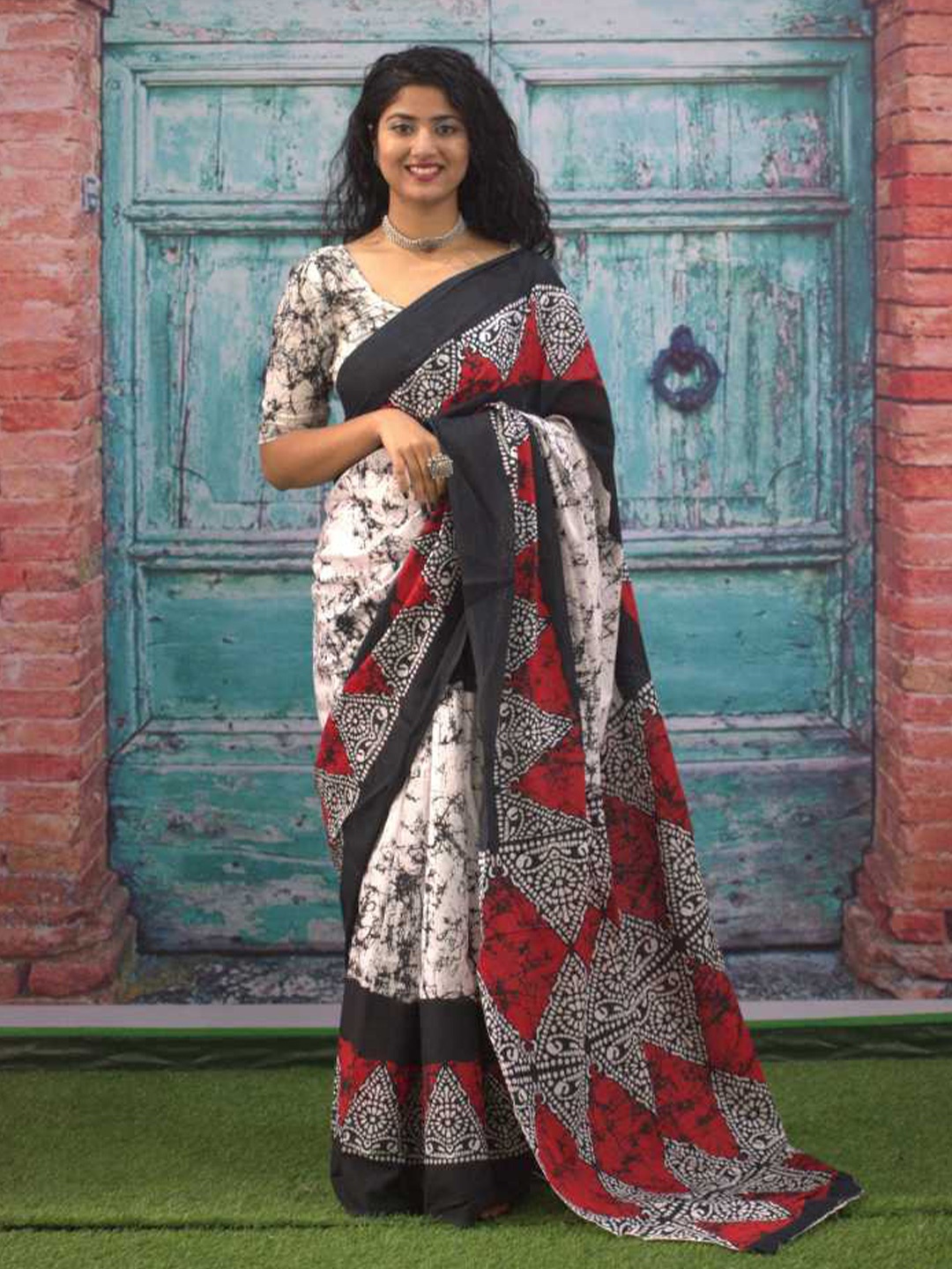 

NIKHILAM Abstract Printed Mulmul Cotton Block Print Saree, White