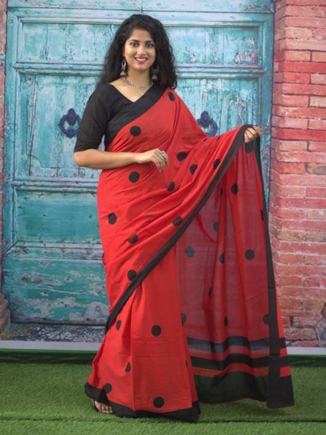 

NIKHILAM Polka Dot Printed Mulmul Cotton Bagru Saree, Red