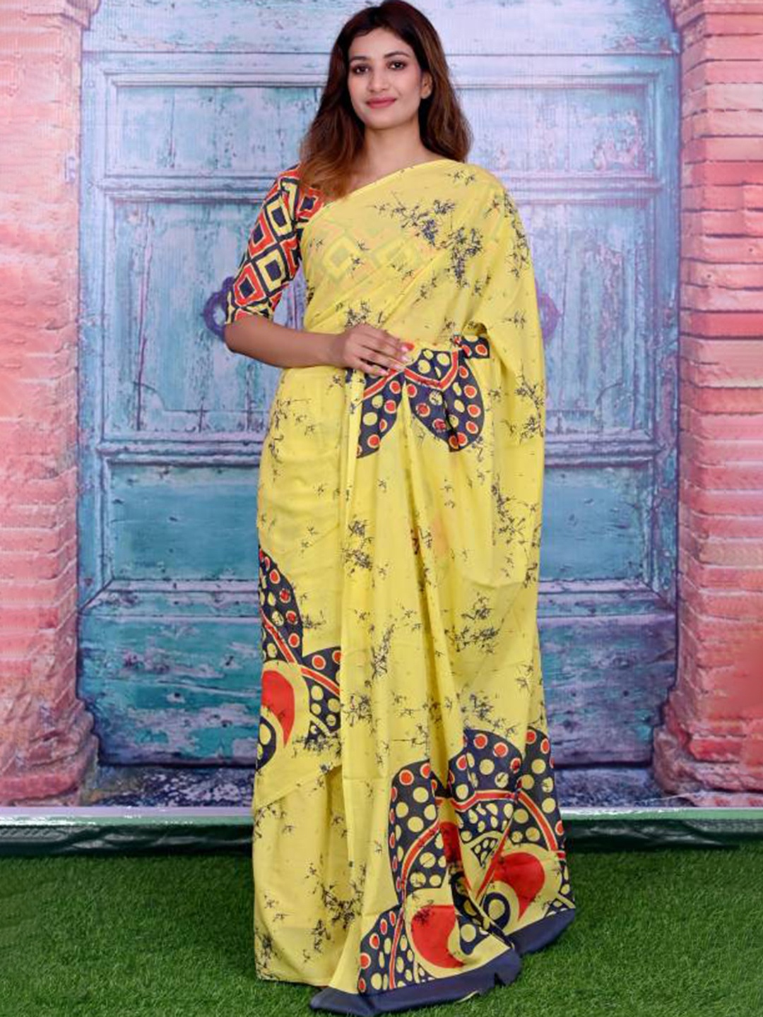 

NIKHILAM Abstract Printed Mulmul Cotton Block Print Saree, Yellow