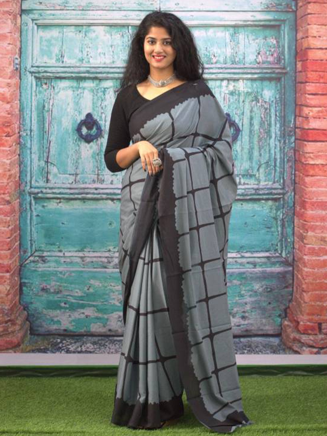 

NIKHILAM Checked Pure Cotton Bagru Saree, Grey