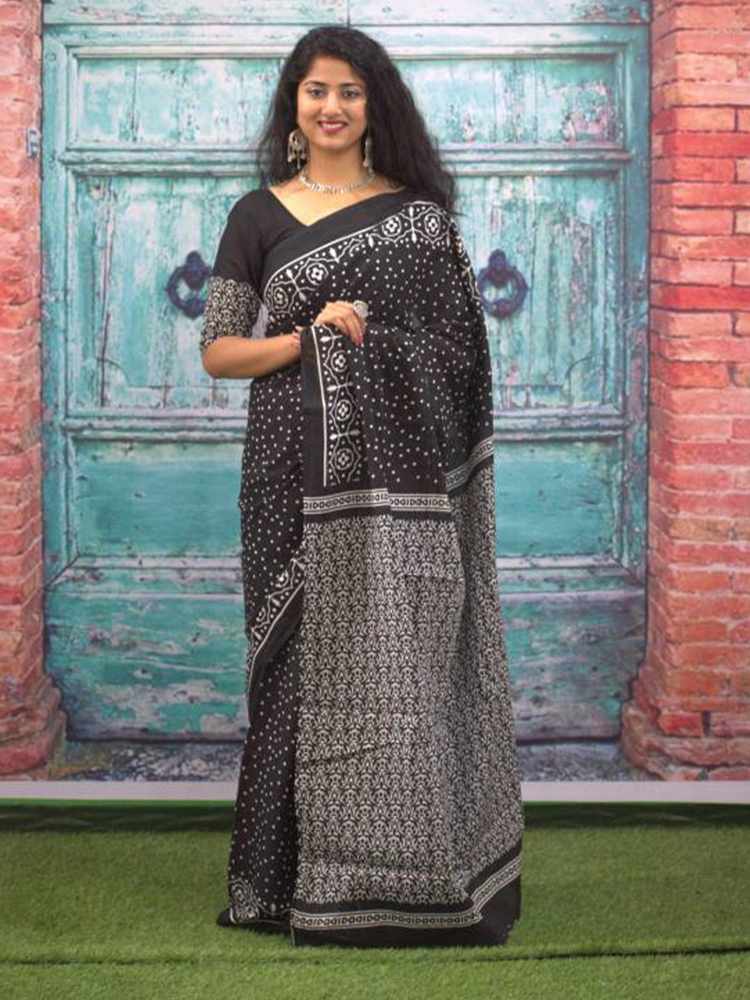 

NIKHILAM Polka Dot Pure Cotton Bagru Saree, Black