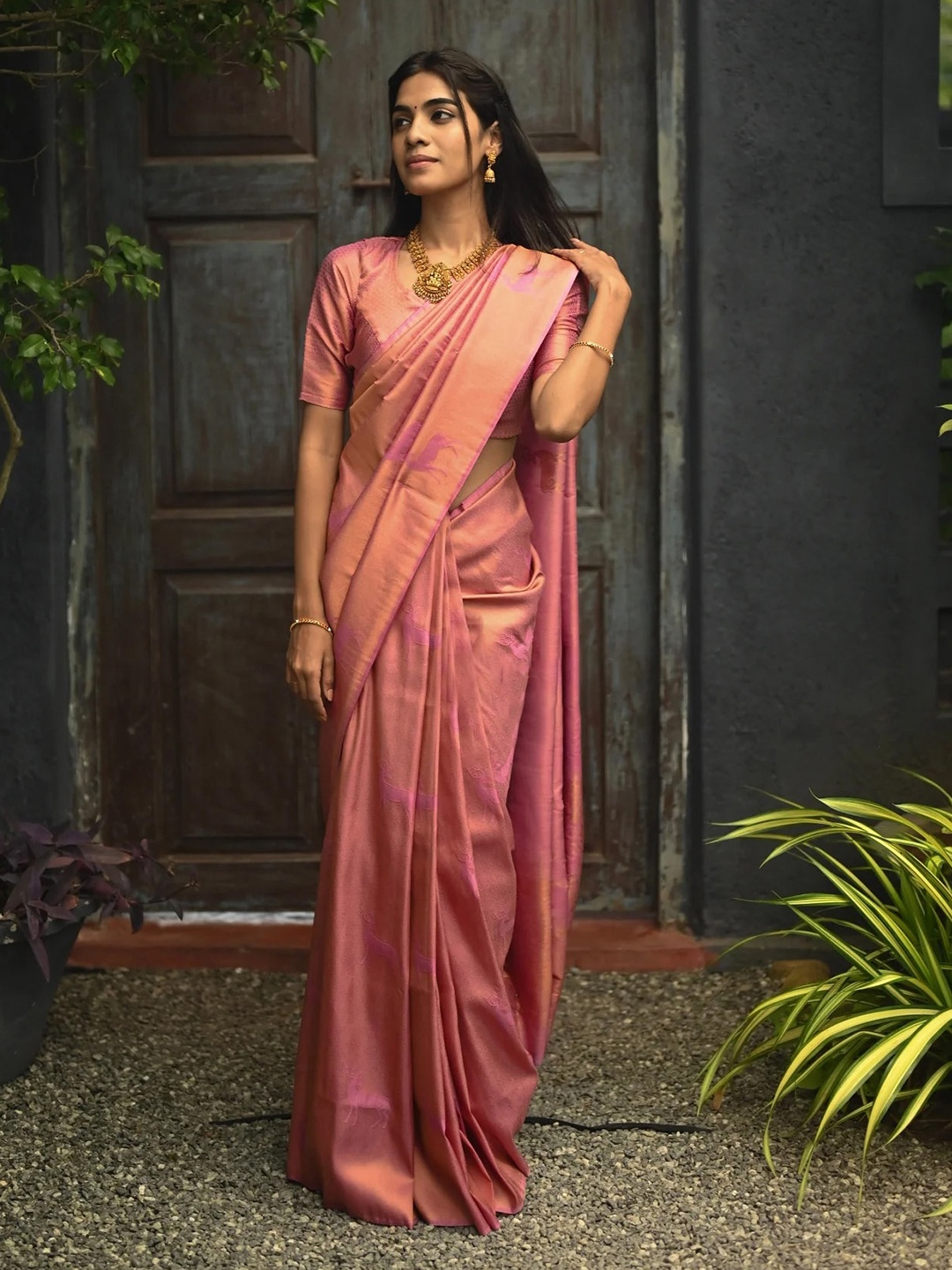 

Aldwych Woven Design Ethnic Motifs Zari Banarasi Saree, Peach