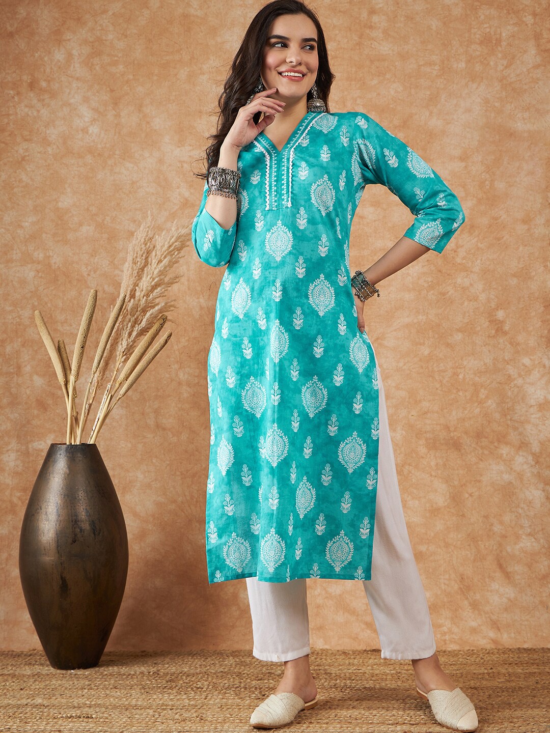 

Sangria V-Neck Three-quarter sleeves Ethnic Motif Printed Cotton Kurtas, Blue