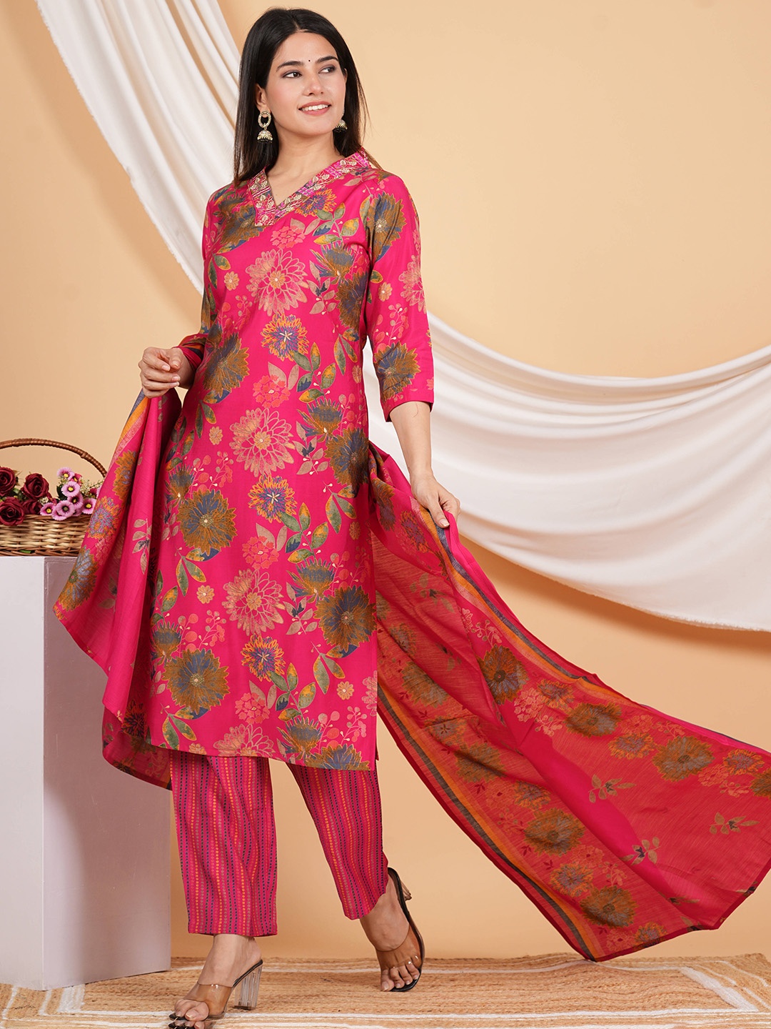 

Sangria Printed Pure Silk Kurta Trousers With Dupatta, Pink