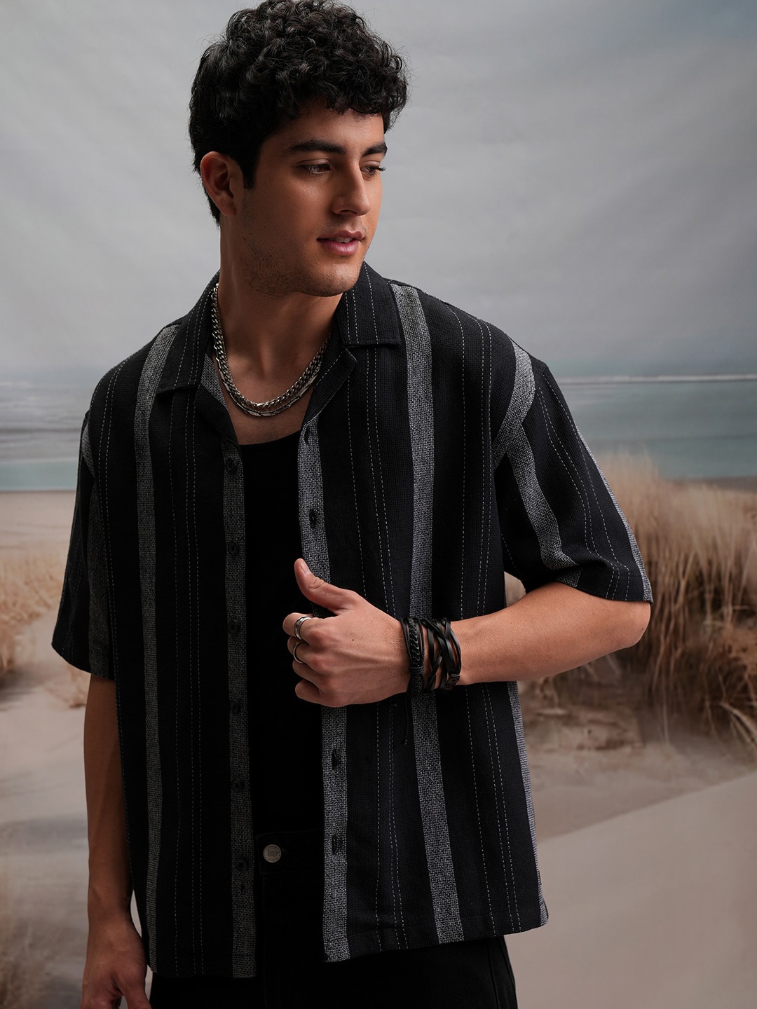 

LOCOMOTIVE Oversized Premium Grindle Yarn Mock Lino Dobby Textured Checked Regular Shirt, Black