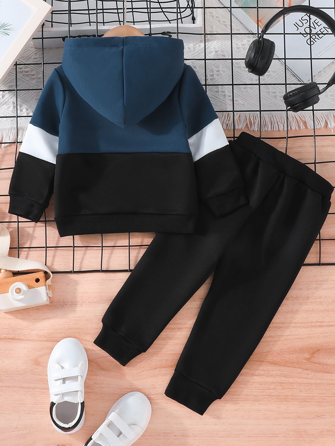 

StyleCast Boys Blue Colourblocked Hooded Sweatshirt With Joggers