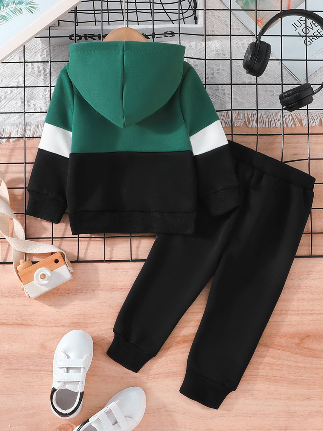 

StyleCast Boys Green & Black Colourblocked Sweatshirt With Pyjamas