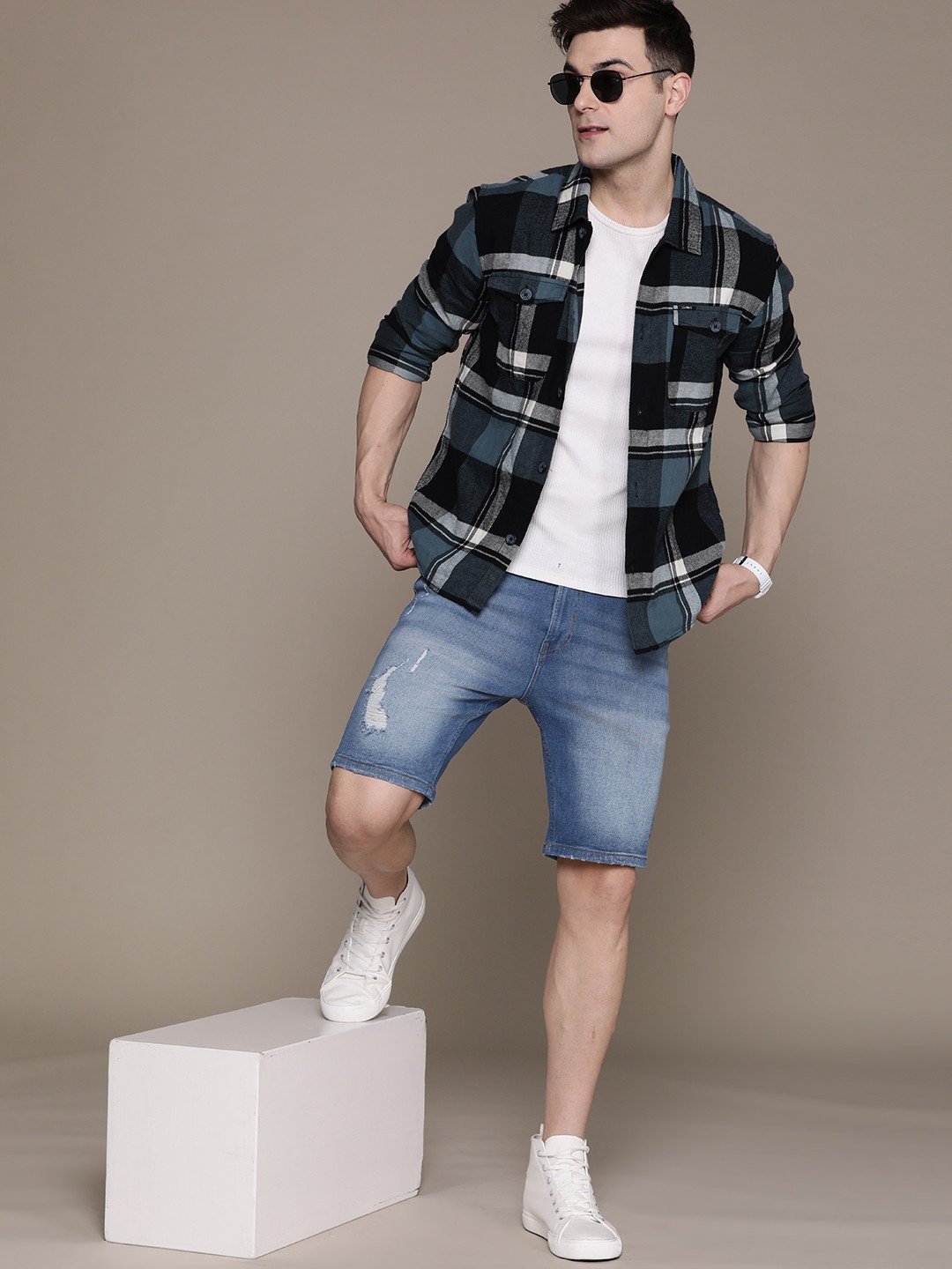 

The Roadster Lifestyle Co. Men Slim Fit Distressed Denim Shorts, Blue