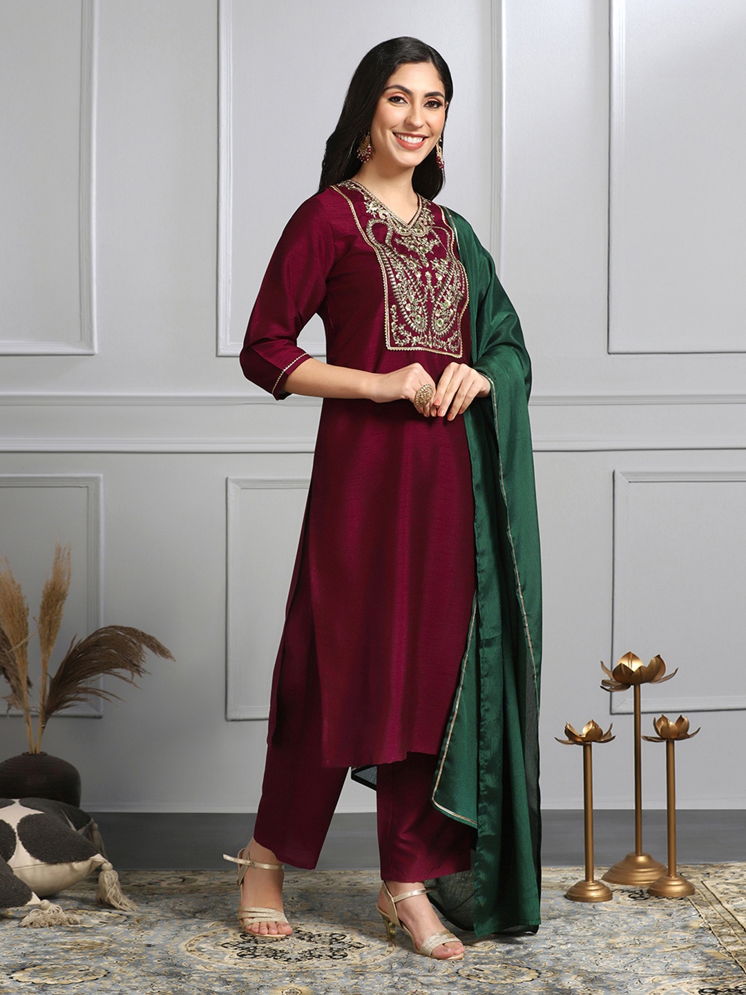 

FASHION DREAM Floral Embroidered Regular Kurta with Trousers & Dupatta, Maroon
