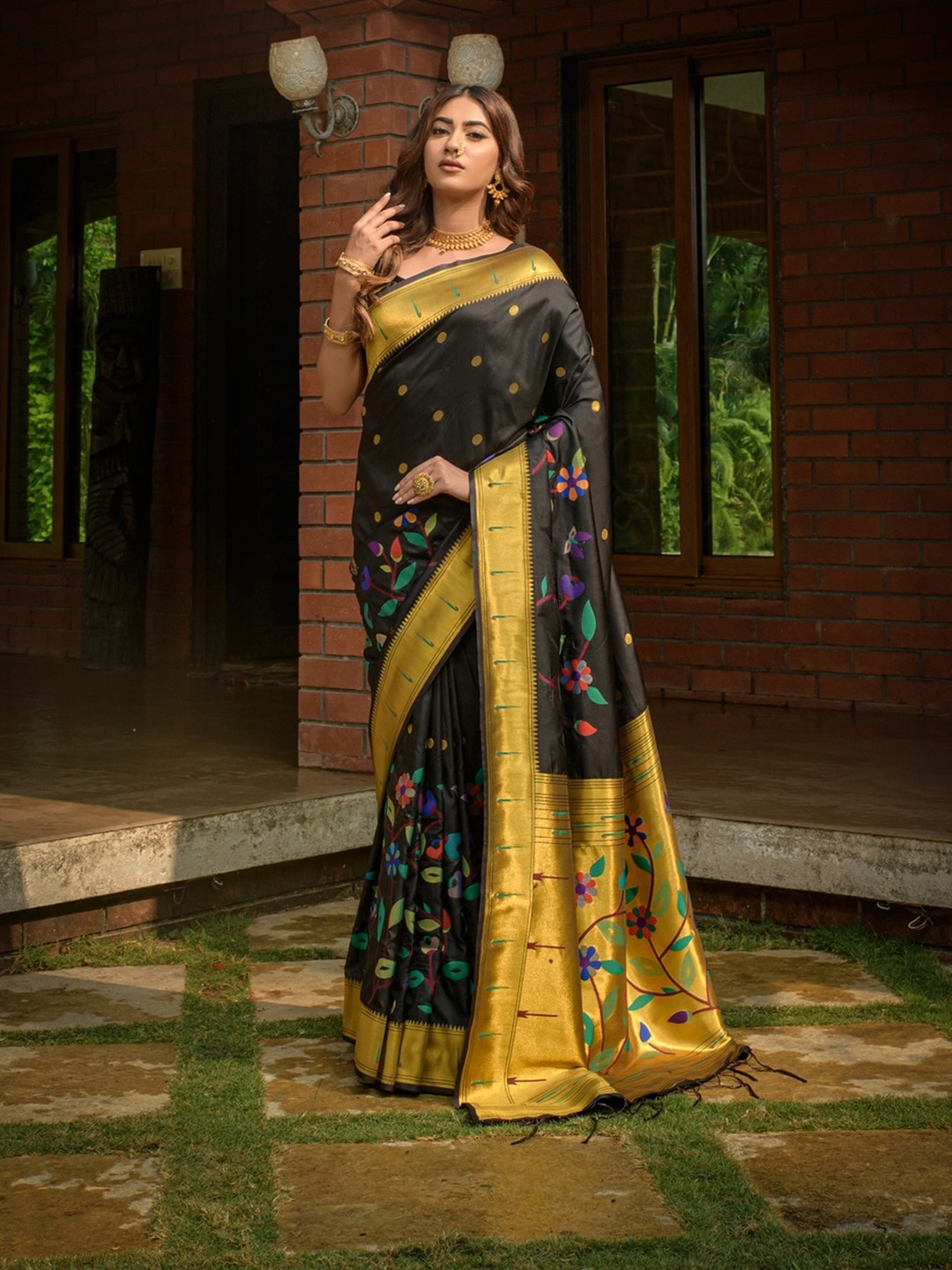

CANIZZARO Floral Printed Woven Design Zari Pure Silk Paithani Saree, Black